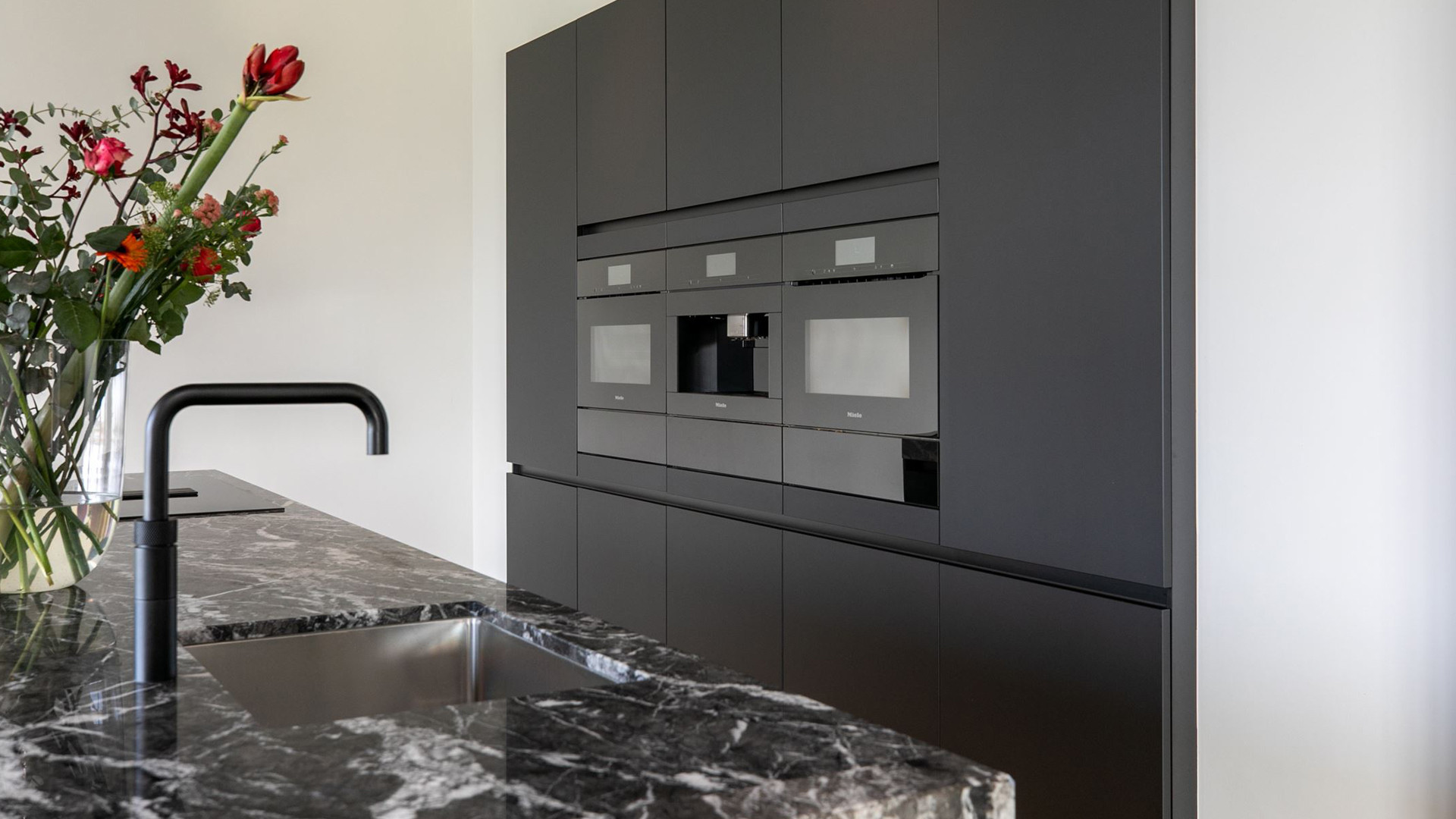 YouTube ster Gio Latooy sinds vanmorgen eigenaar van deze zeer luxe miljoenen villa. Zie foto's 23