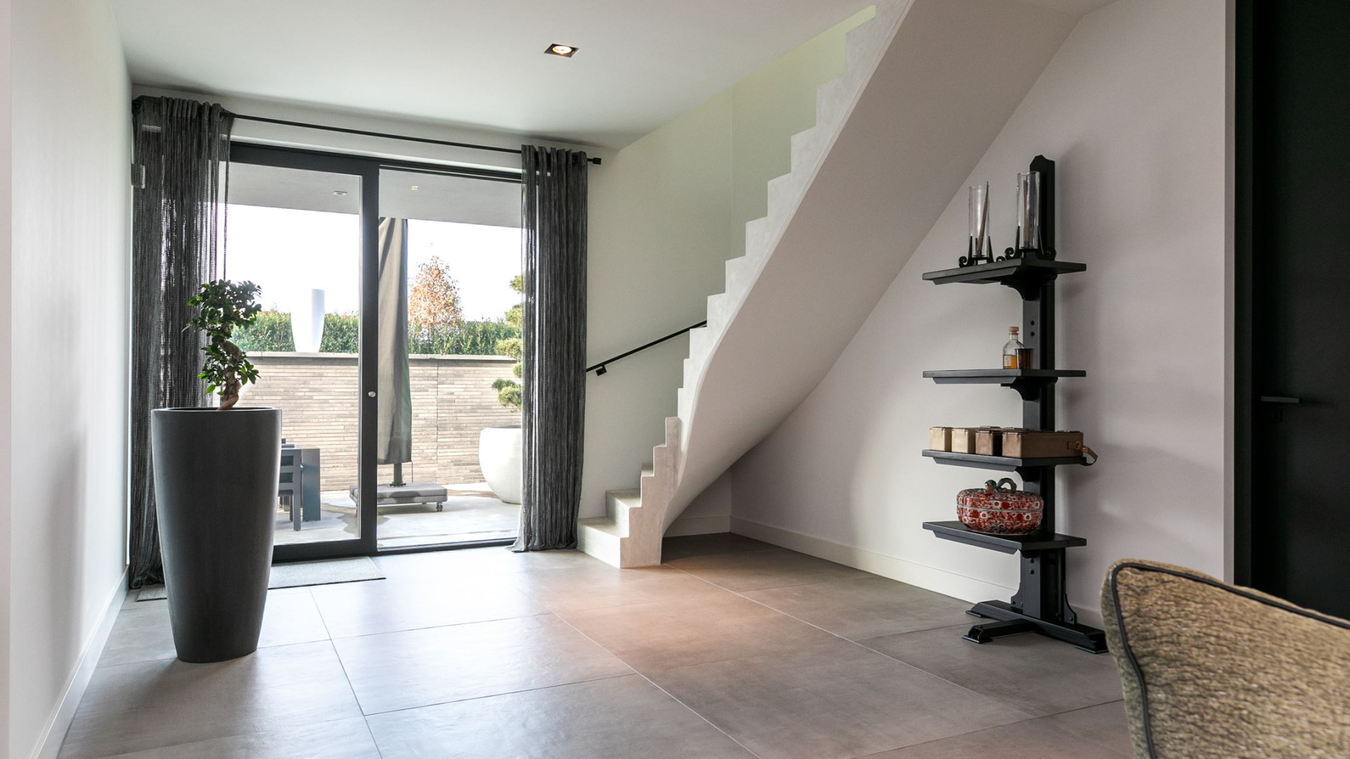 YouTube ster Gio Latooy sinds vanmorgen eigenaar van deze zeer luxe miljoenen villa. Zie foto's 30