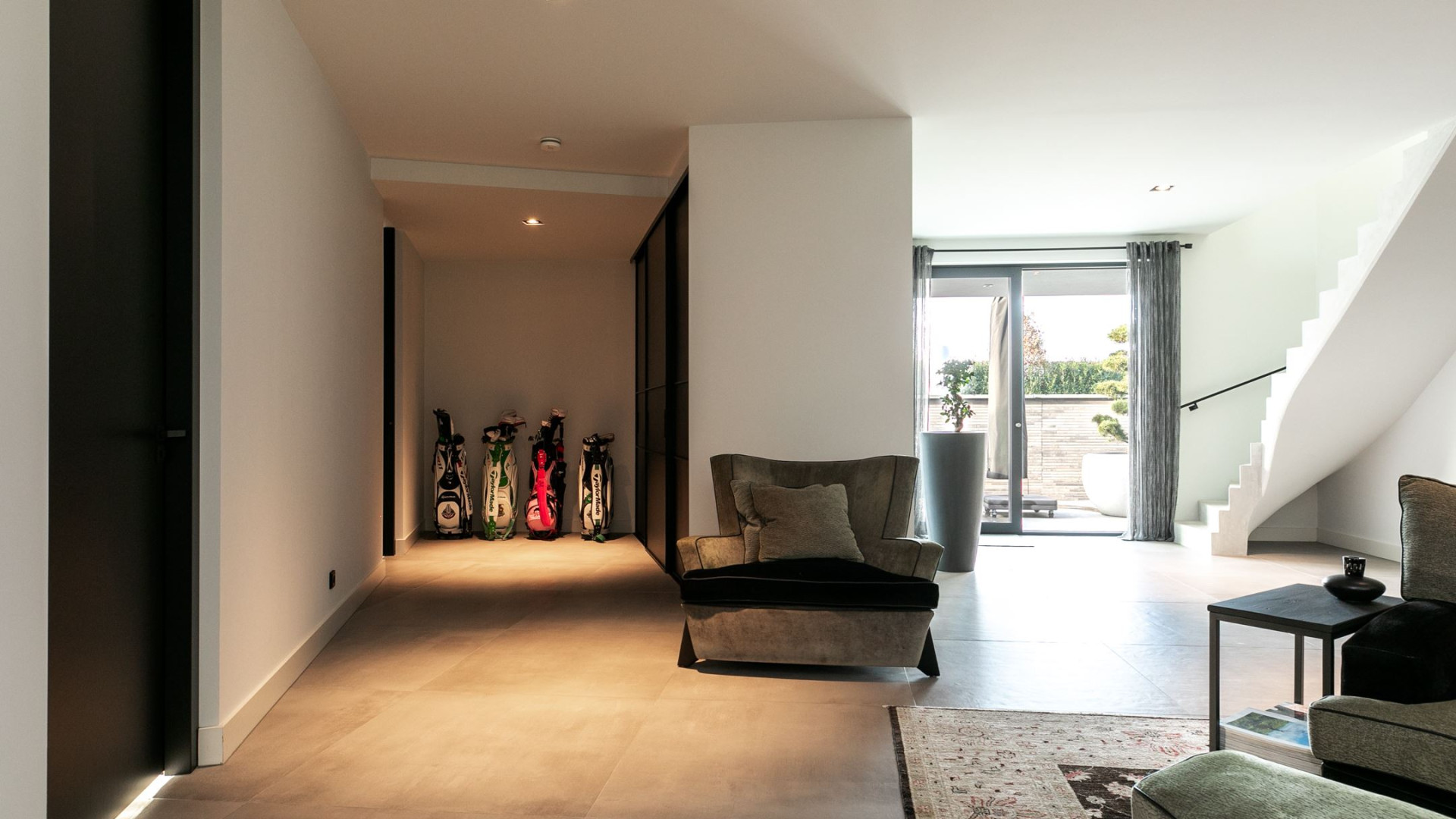 YouTube ster Gio Latooy sinds vanmorgen eigenaar van deze zeer luxe miljoenen villa. Zie foto's 31