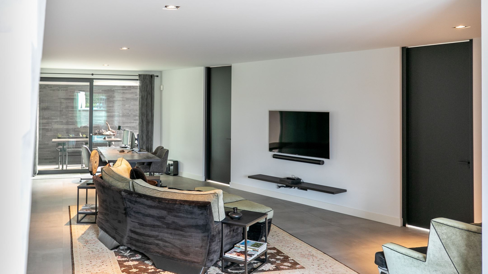 YouTube ster Gio Latooy sinds vanmorgen eigenaar van deze zeer luxe miljoenen villa. Zie foto's 32