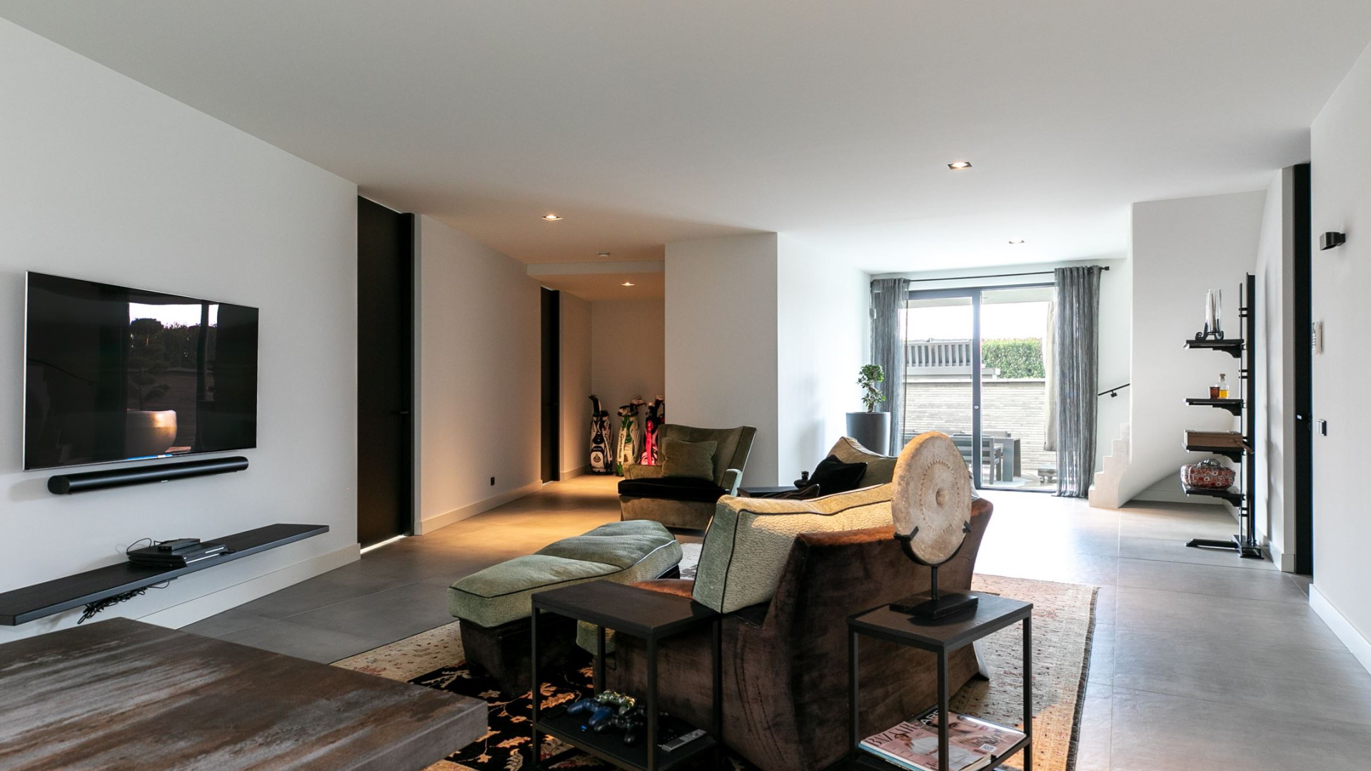 YouTube ster Gio Latooy sinds vanmorgen eigenaar van deze zeer luxe miljoenen villa. Zie foto's 33