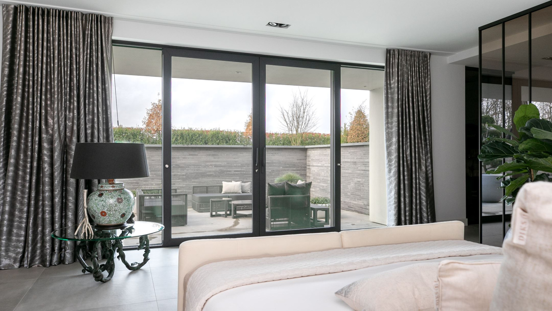YouTube ster Gio Latooy sinds vanmorgen eigenaar van deze zeer luxe miljoenen villa. Zie foto's 35