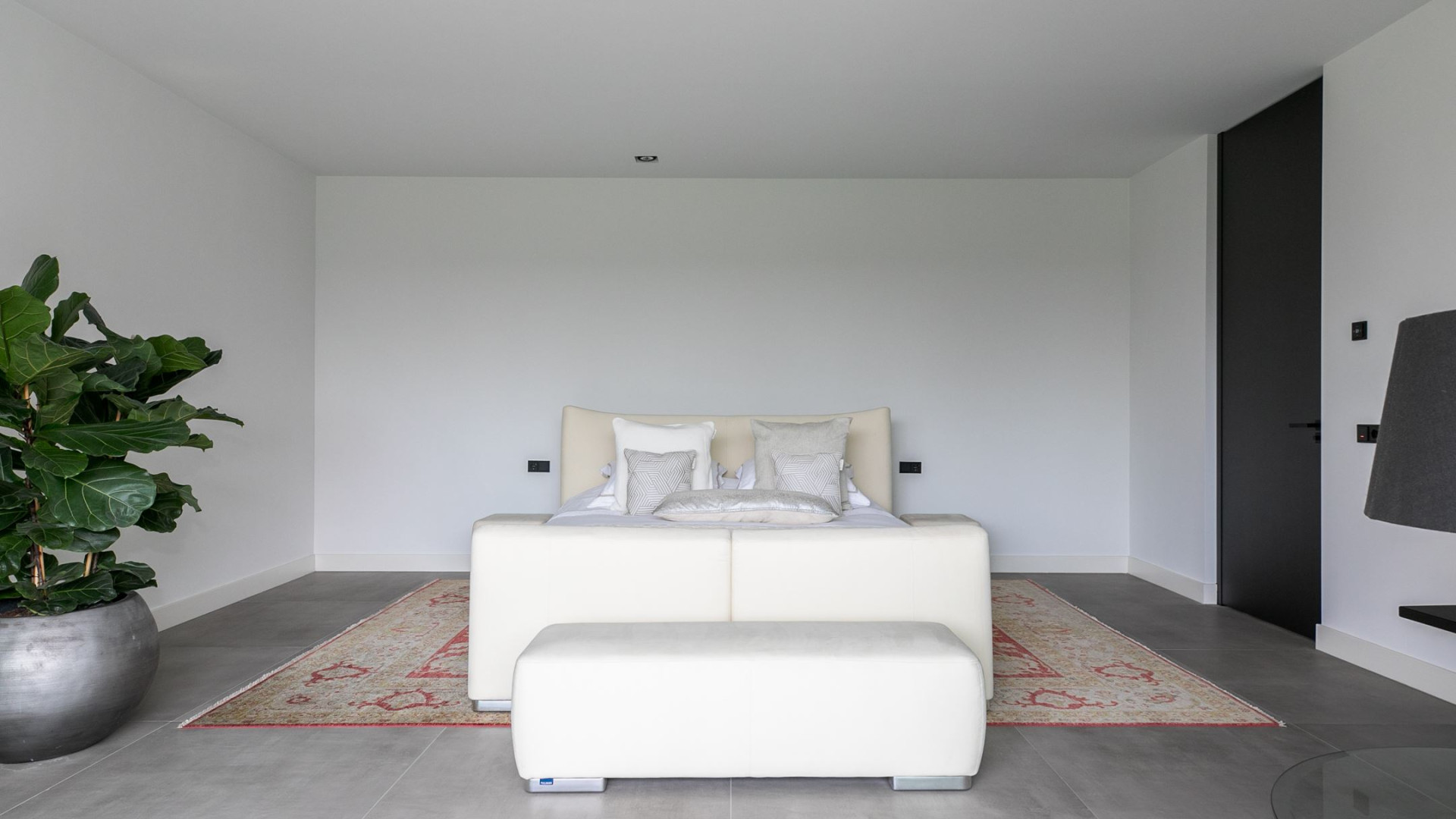 YouTube ster Gio Latooy sinds vanmorgen eigenaar van deze zeer luxe miljoenen villa. Zie foto's 36