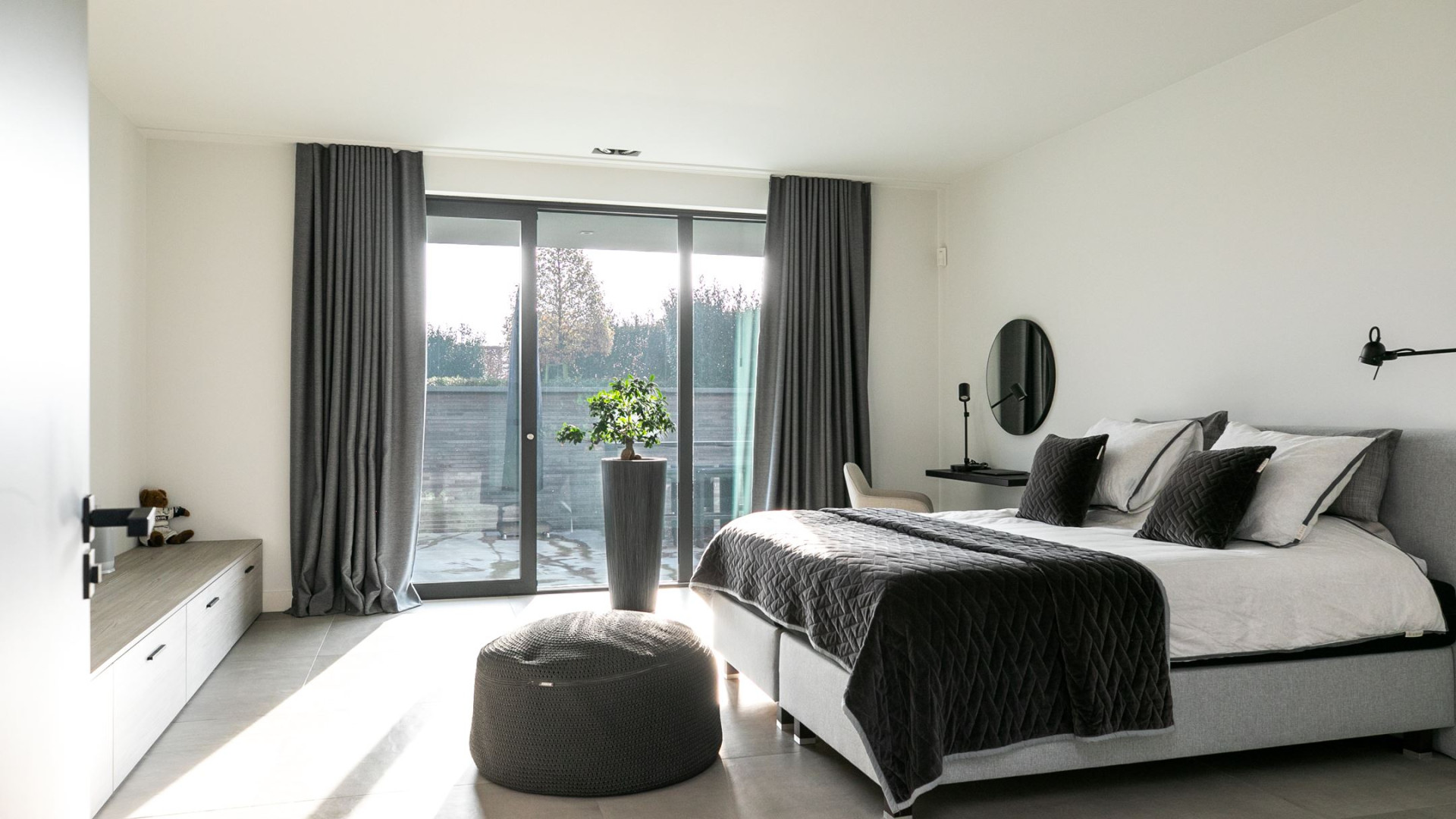 YouTube ster Gio Latooy sinds vanmorgen eigenaar van deze zeer luxe miljoenen villa. Zie foto's 40