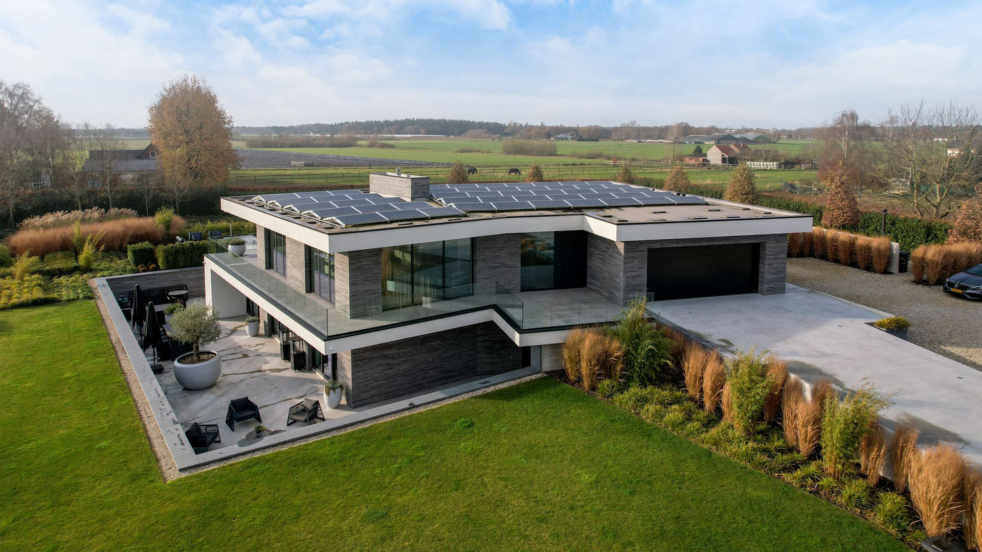 YouTube ster Gio Latooy sinds vanmorgen eigenaar van deze zeer luxe miljoenen villa. Zie foto's 4