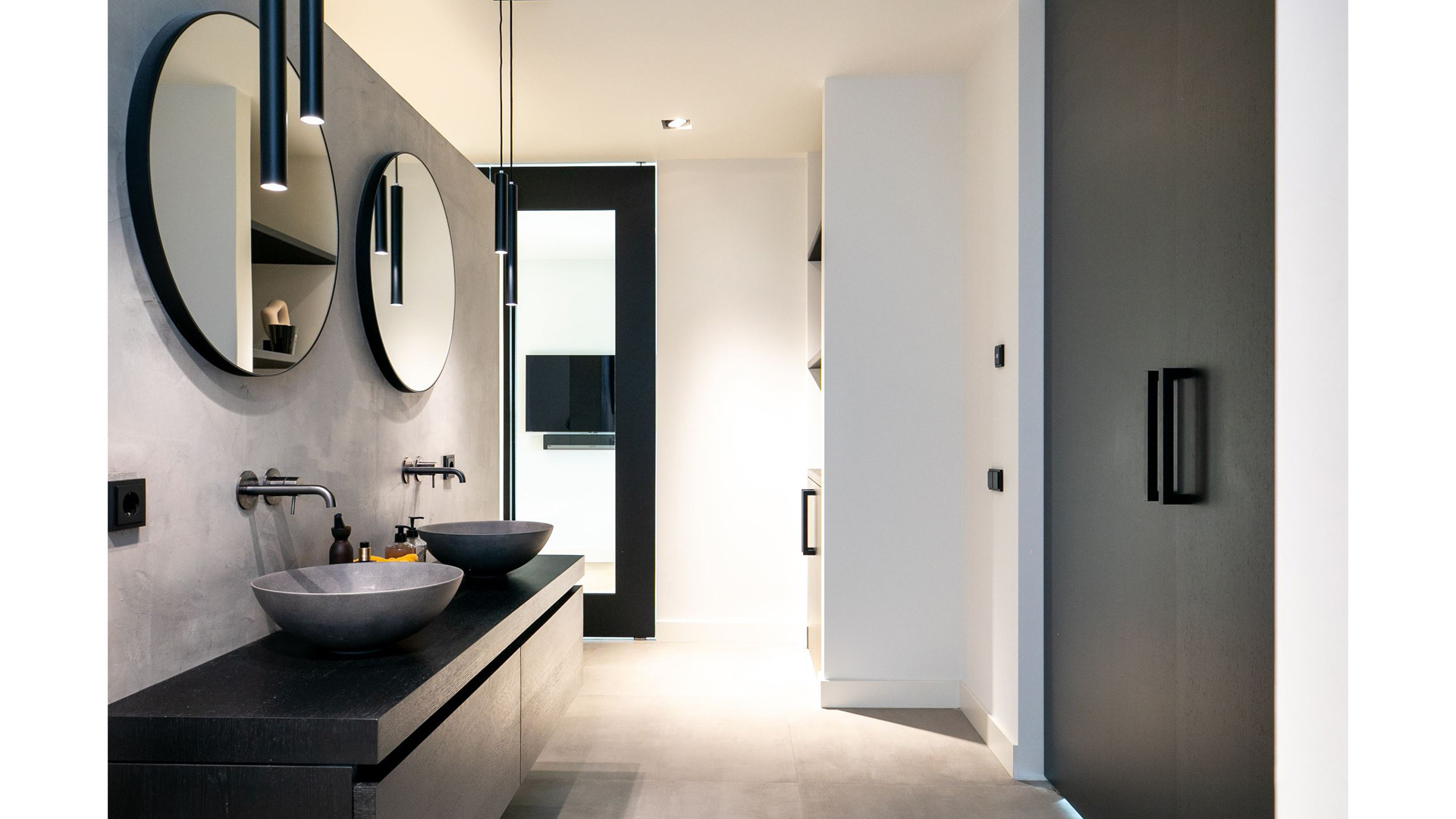 YouTube ster Gio Latooy sinds vanmorgen eigenaar van deze zeer luxe miljoenen villa. Zie foto's 45
