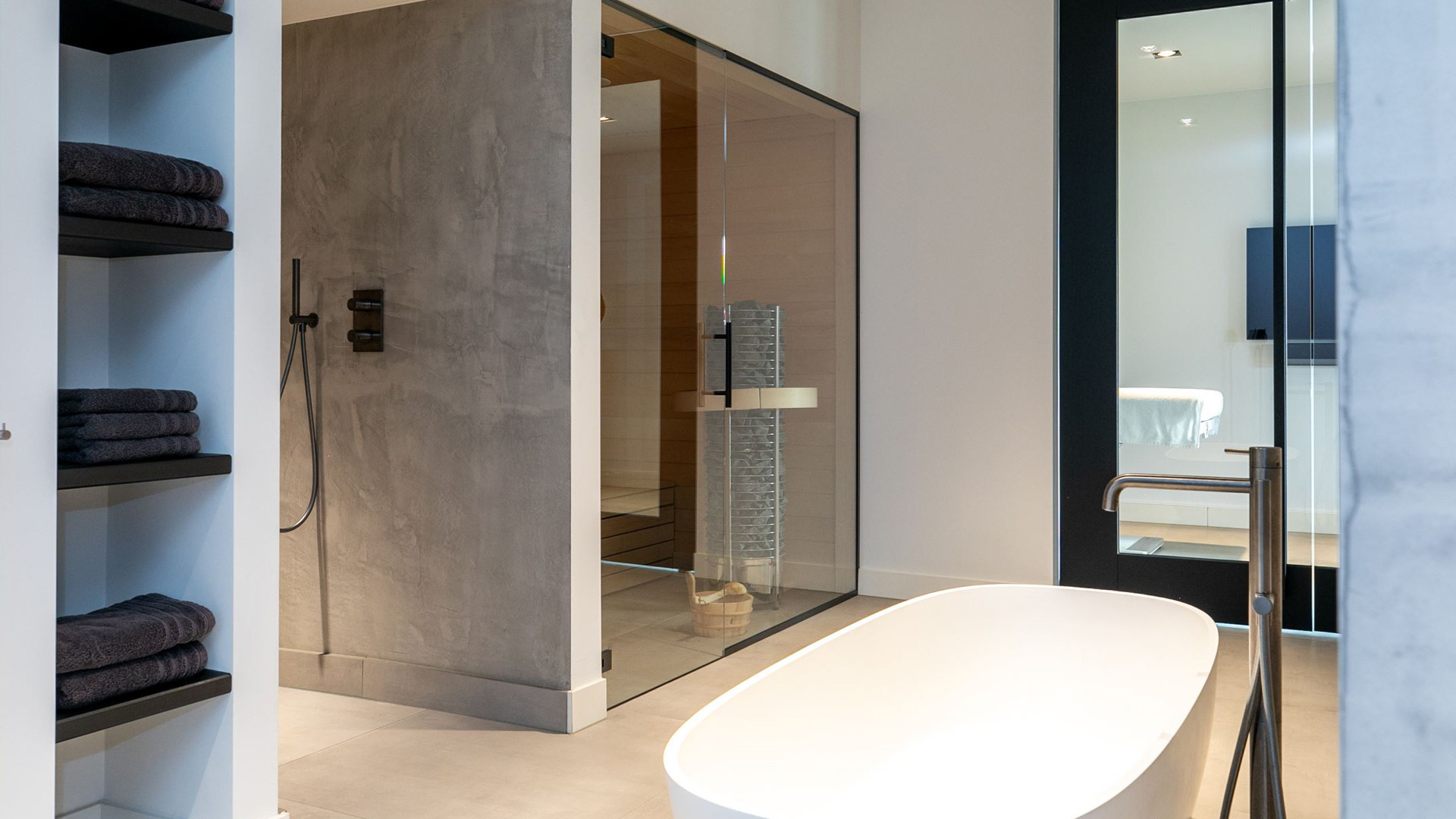 YouTube ster Gio Latooy sinds vanmorgen eigenaar van deze zeer luxe miljoenen villa. Zie foto's 46
