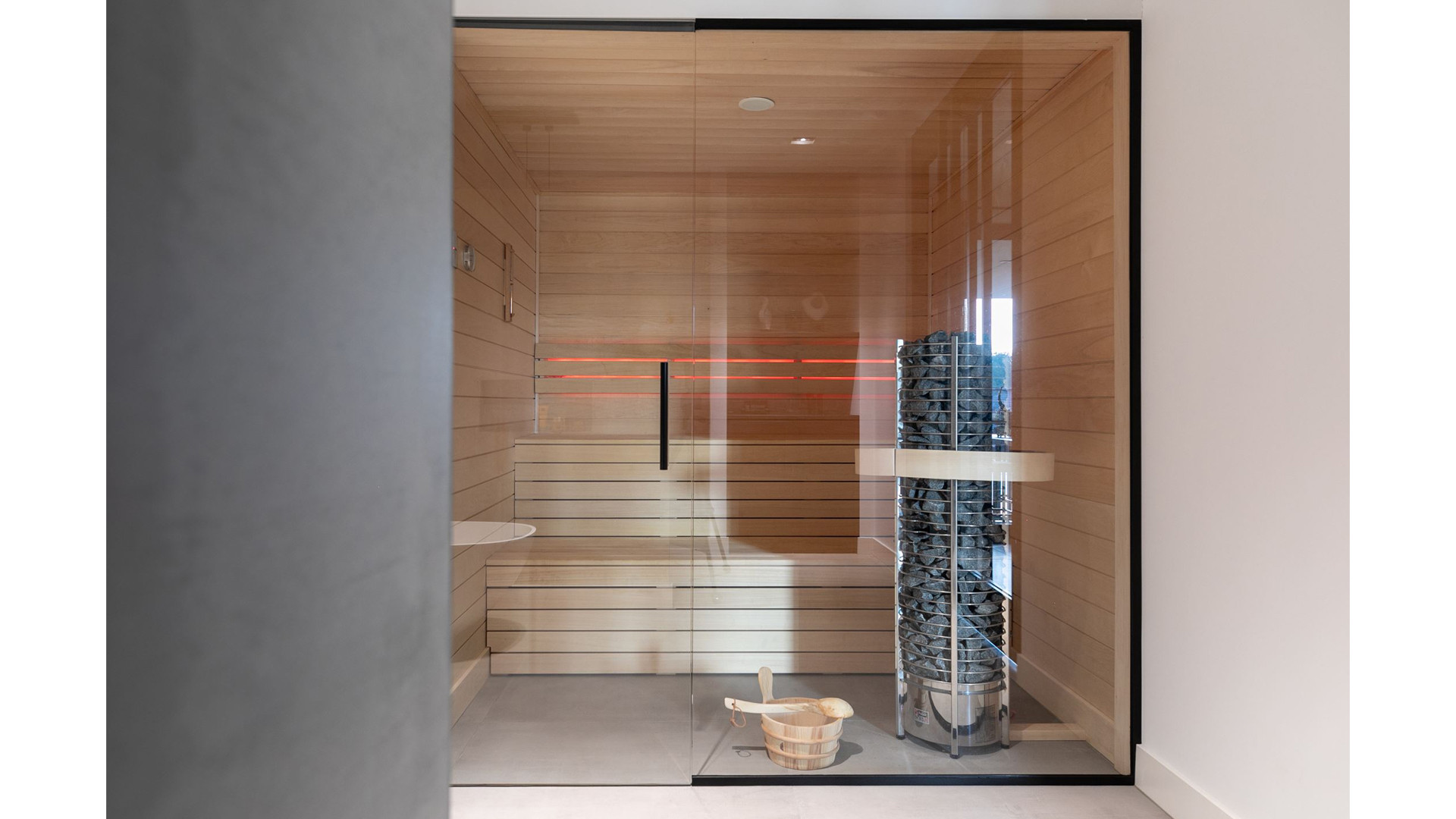 YouTube ster Gio Latooy sinds vanmorgen eigenaar van deze zeer luxe miljoenen villa. Zie foto's 47