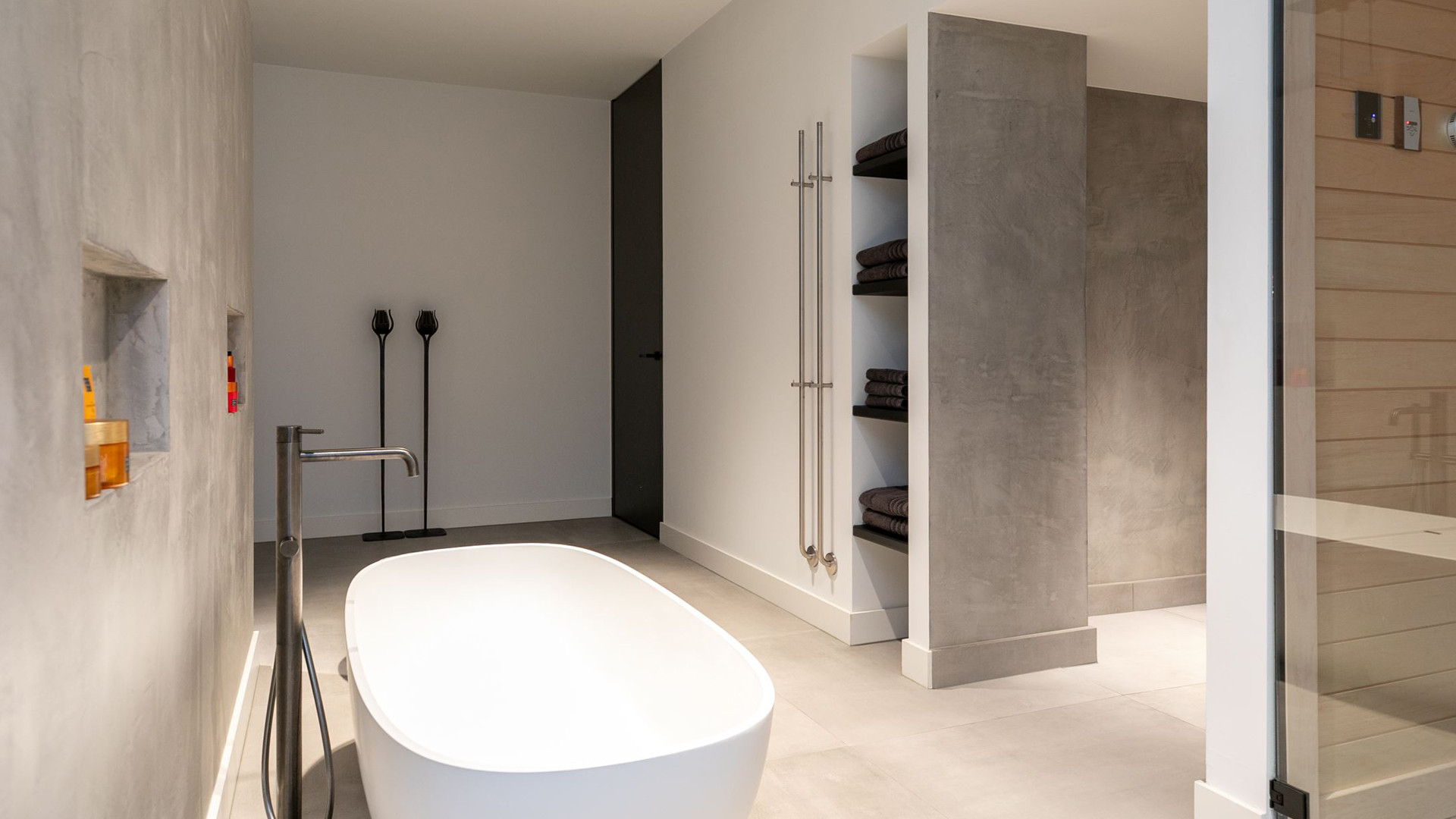YouTube ster Gio Latooy sinds vanmorgen eigenaar van deze zeer luxe miljoenen villa. Zie foto's 48
