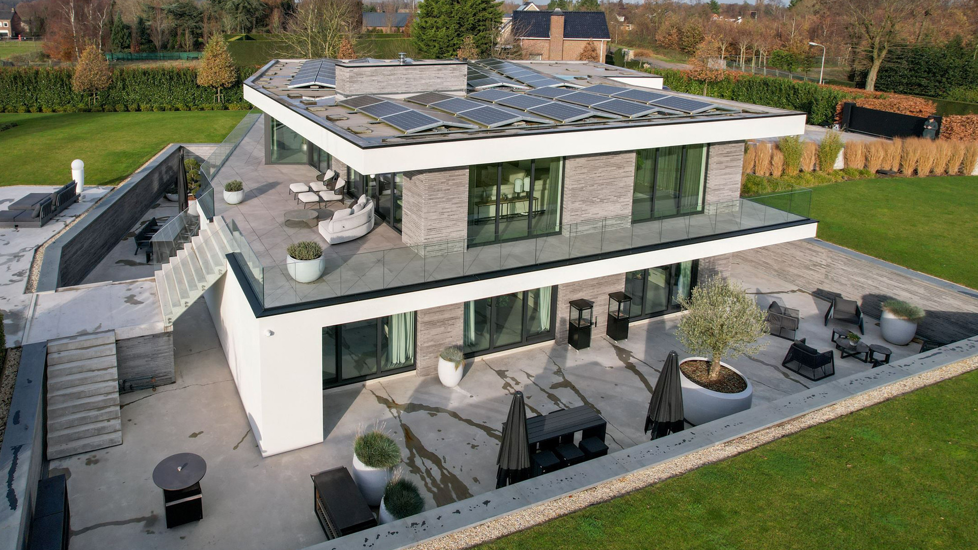 YouTube ster Gio Latooy sinds vanmorgen eigenaar van deze zeer luxe miljoenen villa. Zie foto's 5