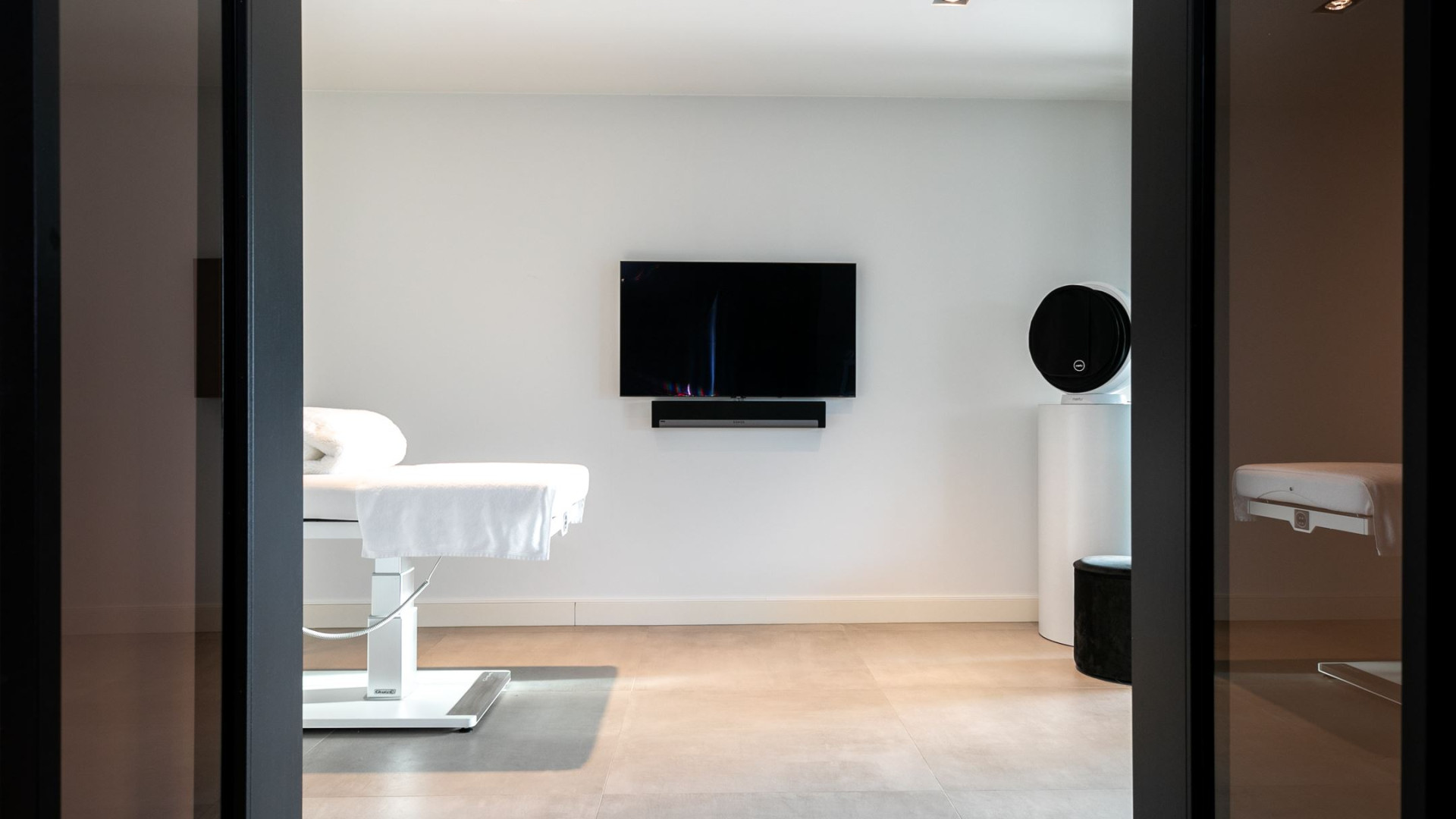 YouTube ster Gio Latooy sinds vanmorgen eigenaar van deze zeer luxe miljoenen villa. Zie foto's 52