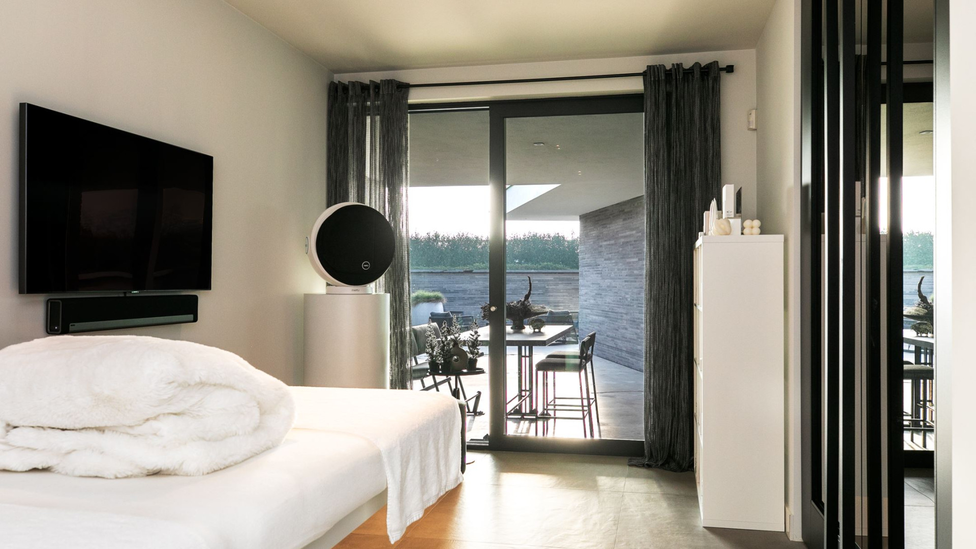 YouTube ster Gio Latooy sinds vanmorgen eigenaar van deze zeer luxe miljoenen villa. Zie foto's 54