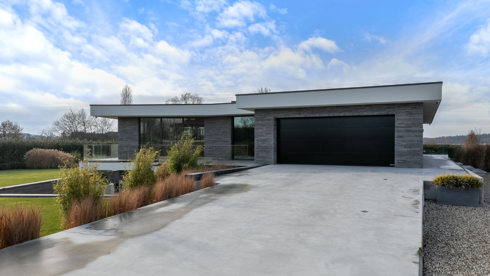 YouTube ster Gio Latooy sinds vanmorgen eigenaar van deze zeer luxe miljoenen villa. Zie foto's 55