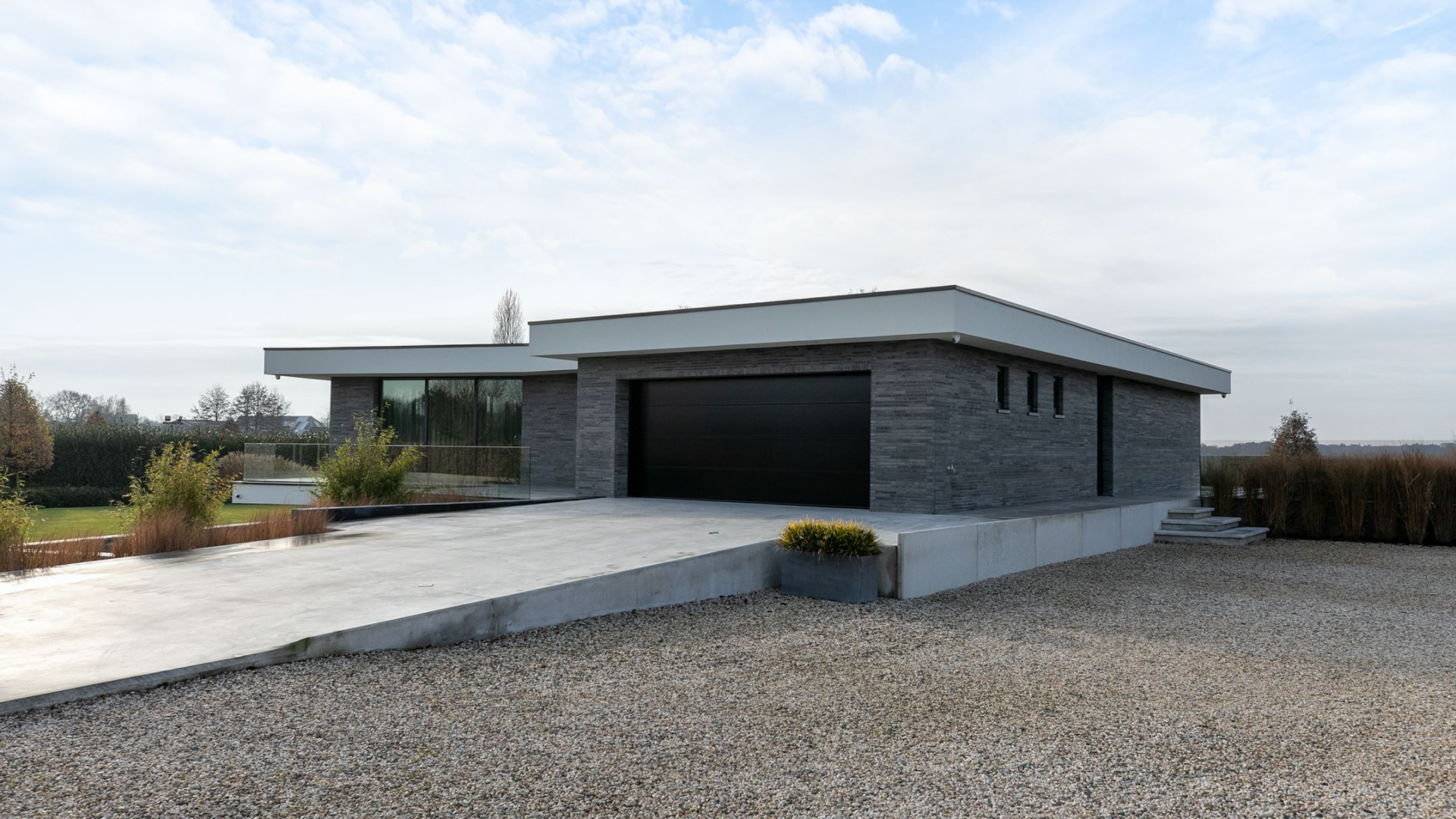 YouTube ster Gio Latooy sinds vanmorgen eigenaar van deze zeer luxe miljoenen villa. Zie foto's 56