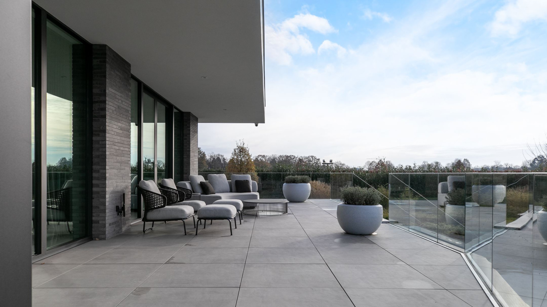 YouTube ster Gio Latooy sinds vanmorgen eigenaar van deze zeer luxe miljoenen villa. Zie foto's 57