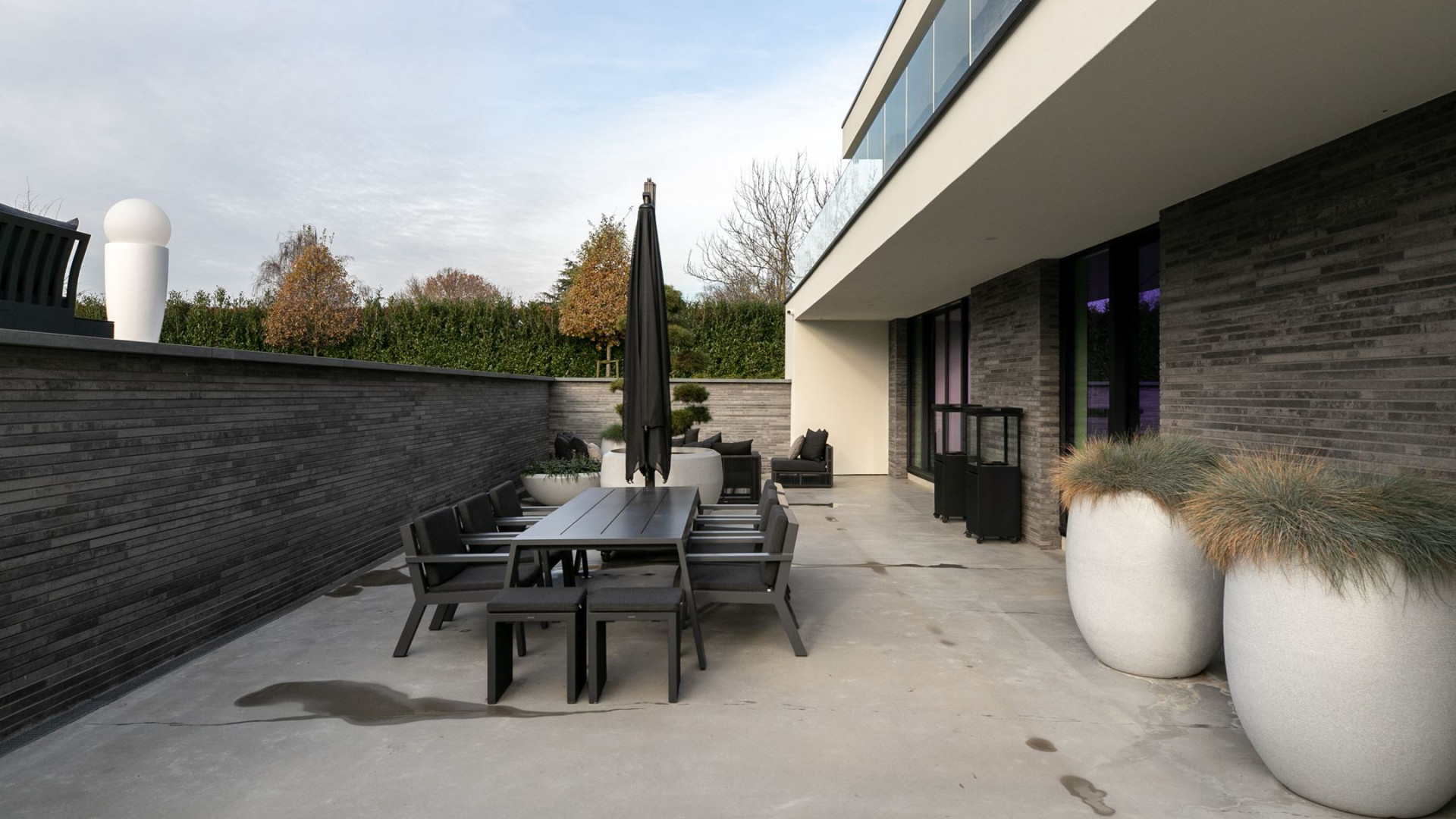 YouTube ster Gio Latooy sinds vanmorgen eigenaar van deze zeer luxe miljoenen villa. Zie foto's 59