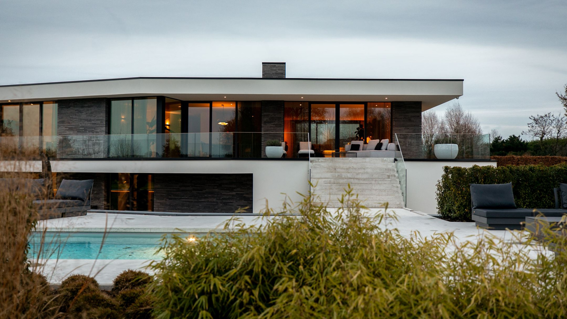 Gio Latooy koopt deze waanzinnig luxe miljoenen villa met verwarmd buitenzwembad. Zie foto's 61