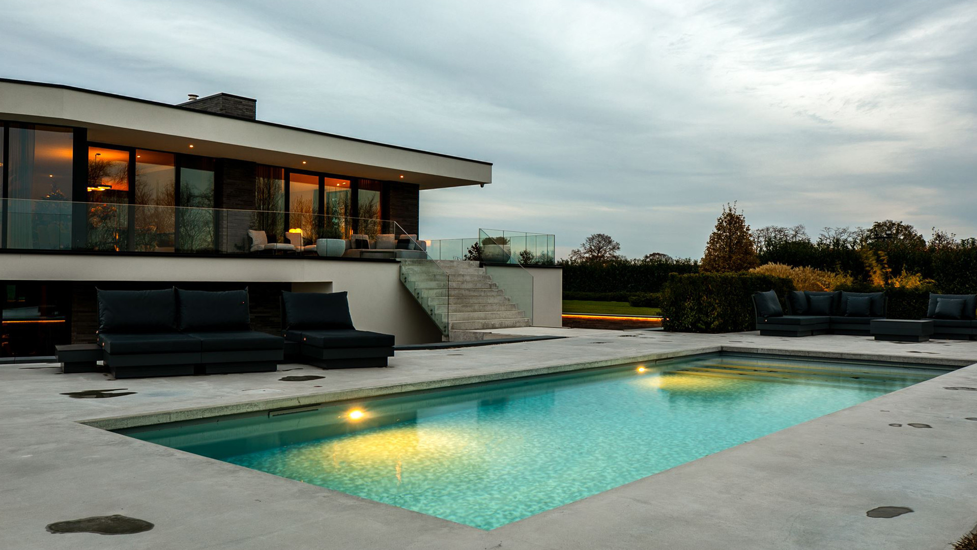 YouTube ster Gio Latooy sinds vanmorgen eigenaar van deze zeer luxe miljoenen villa. Zie foto's 62