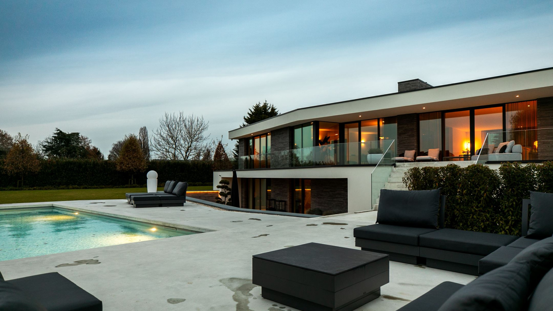 Gio Latooy koopt deze waanzinnig luxe miljoenen villa met verwarmd buitenzwembad. Zie foto's 63