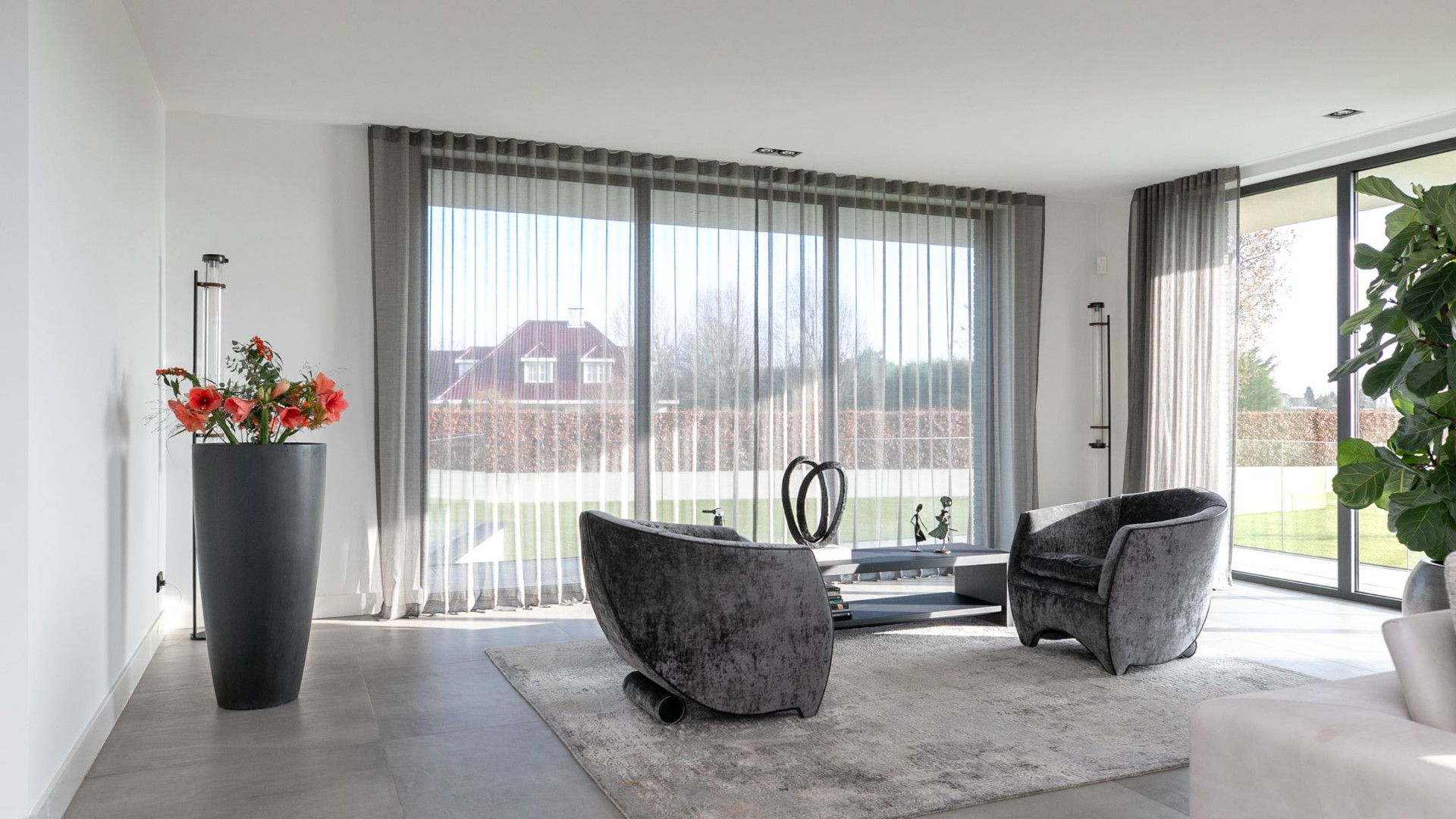 YouTube ster Gio Latooy sinds vanmorgen eigenaar van deze zeer luxe miljoenen villa. Zie foto's 8