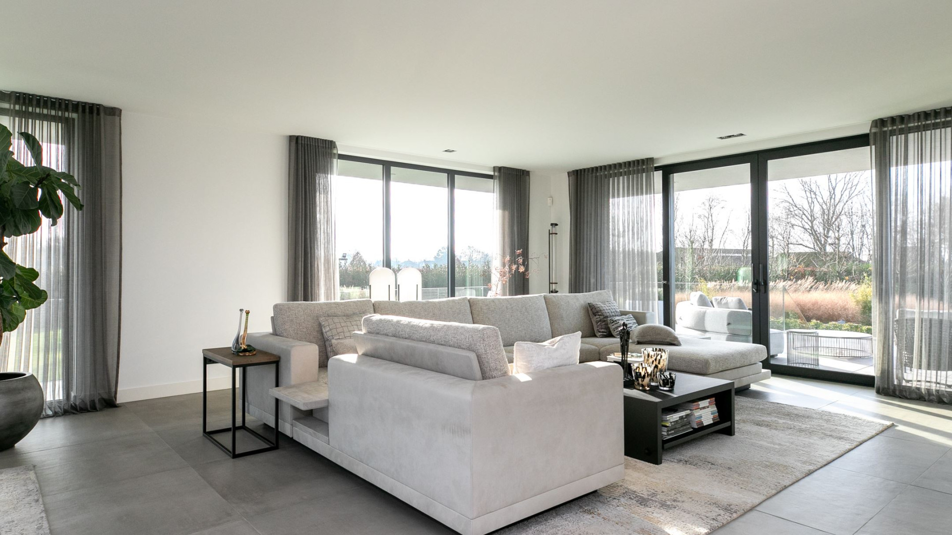 YouTube ster Gio Latooy sinds vanmorgen eigenaar van deze zeer luxe miljoenen villa. Zie foto's 9