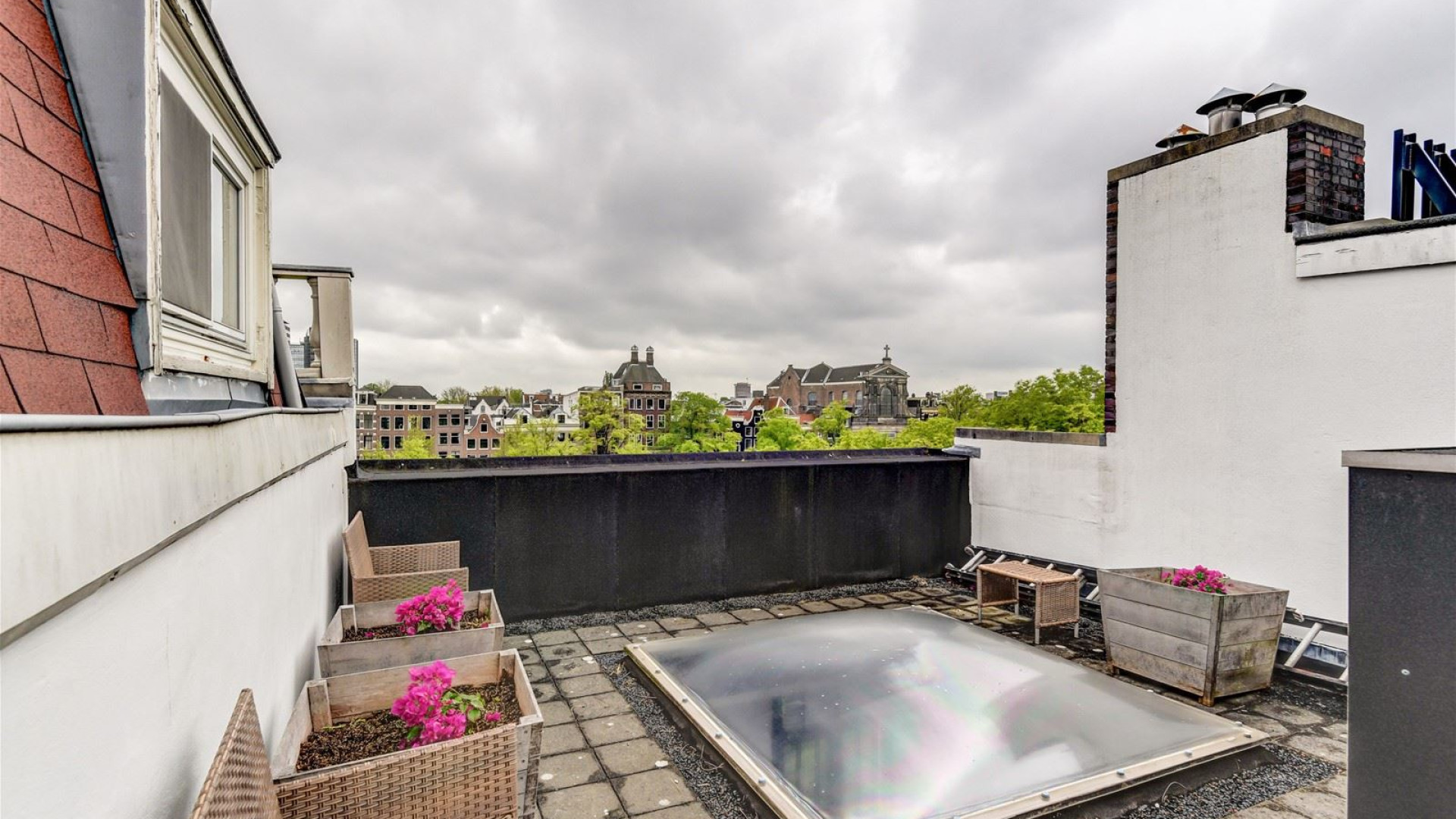 Youp van 't Hek koopt miljoenen euro's kostende stadsvilla in Amsterdam Centrum. Zie foto's. 34