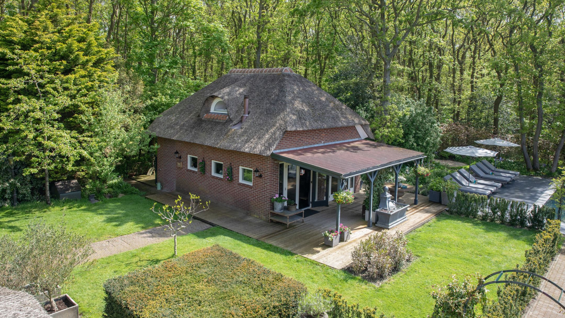 Erica en Martien Meiland zetten hun kapitale landhuis in Noordwijkerhout te koop. Zie foto's 20