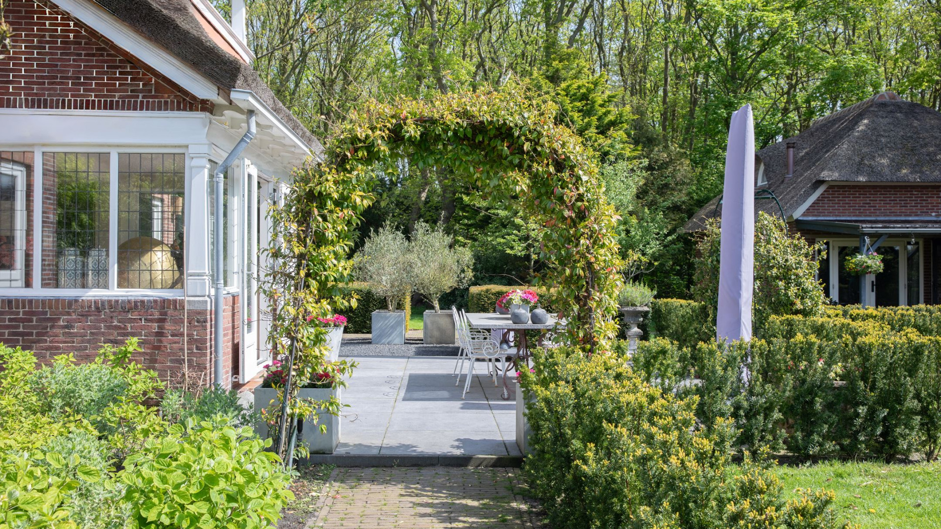 Erica en Martien Meiland zetten hun kapitale landhuis in Noordwijkerhout te koop. Zie foto's 9
