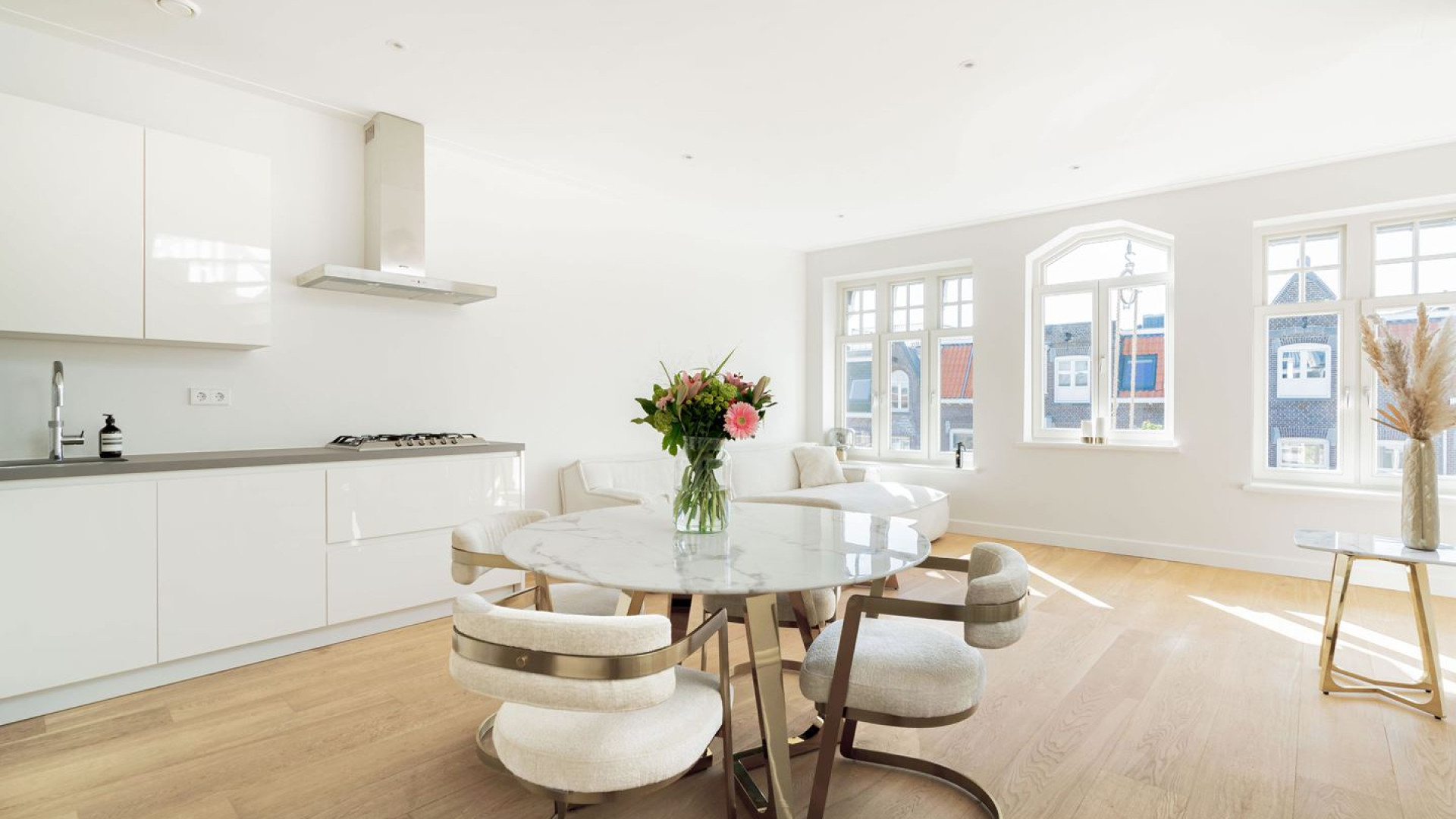 Yvonne Coldeweijer zet haar appartement in Amsterdam te koop. Zie foto's 3