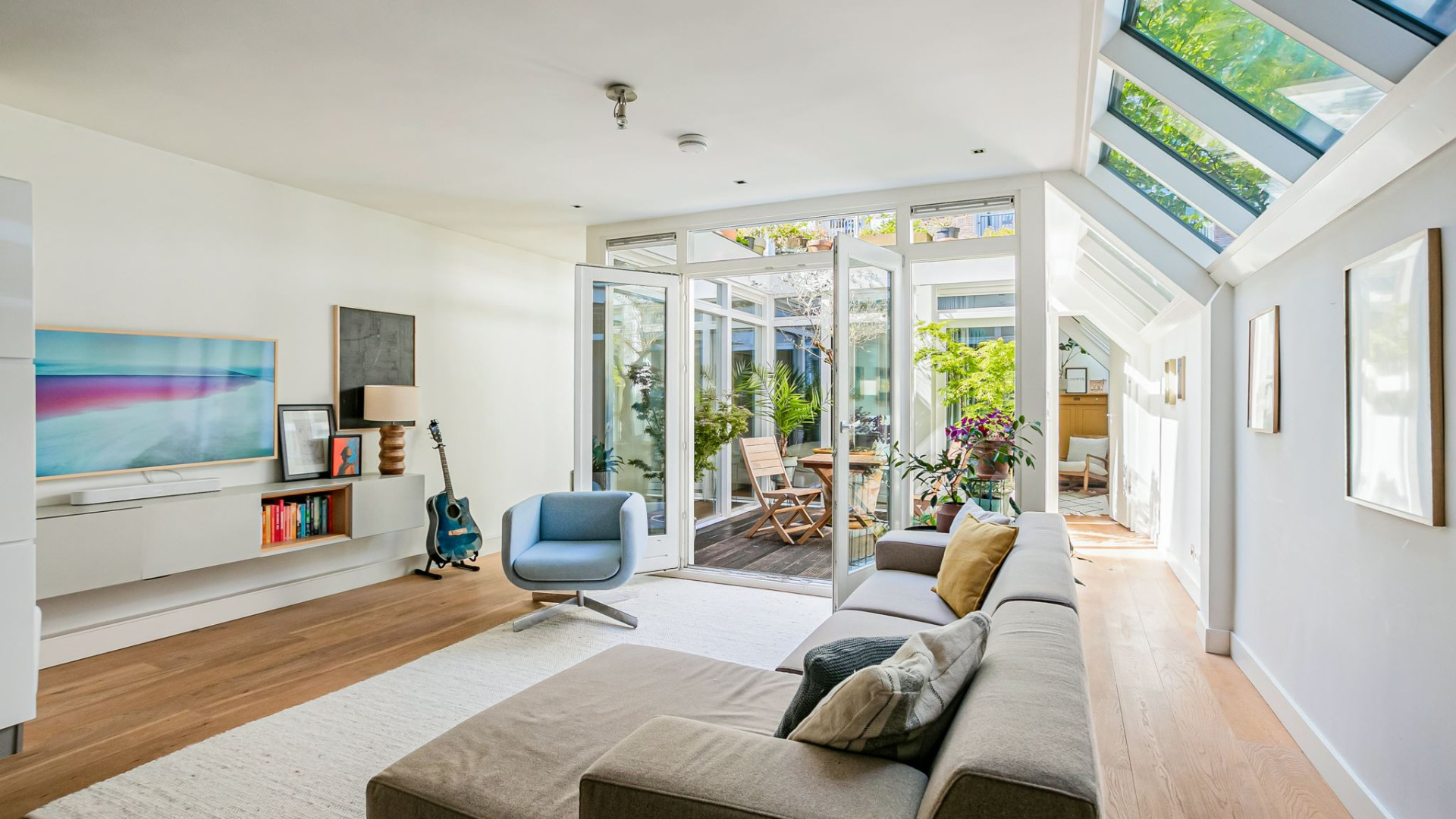 Actrice Jennifer Hoffman verkoopt haar Amsterdamse appartement tegen deze droomprijs. Zie foto's 12