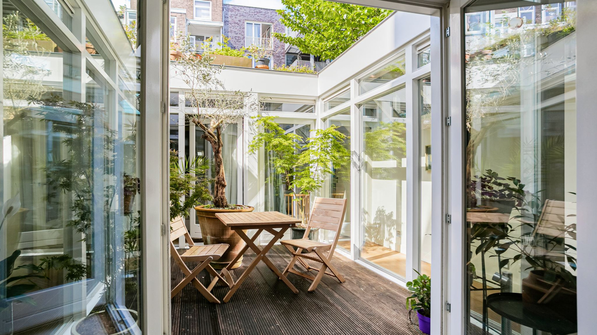 Actrice Jennifer Hoffman verkoopt haar Amsterdamse appartement tegen deze droomprijs. Zie foto's 15