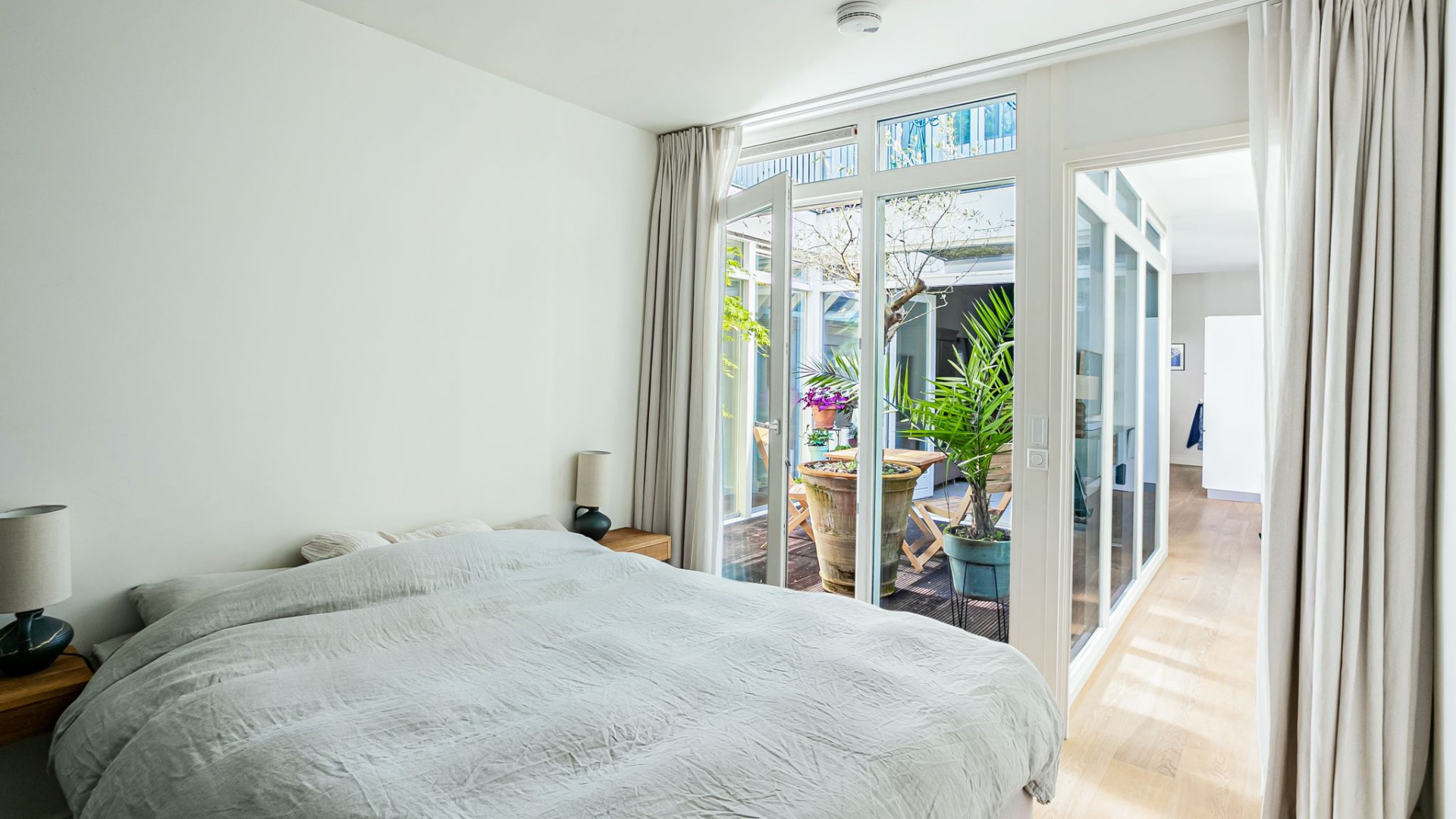 Actrice Jennifer Hoffman verkoopt haar Amsterdamse appartement tegen deze droomprijs. Zie foto's 16