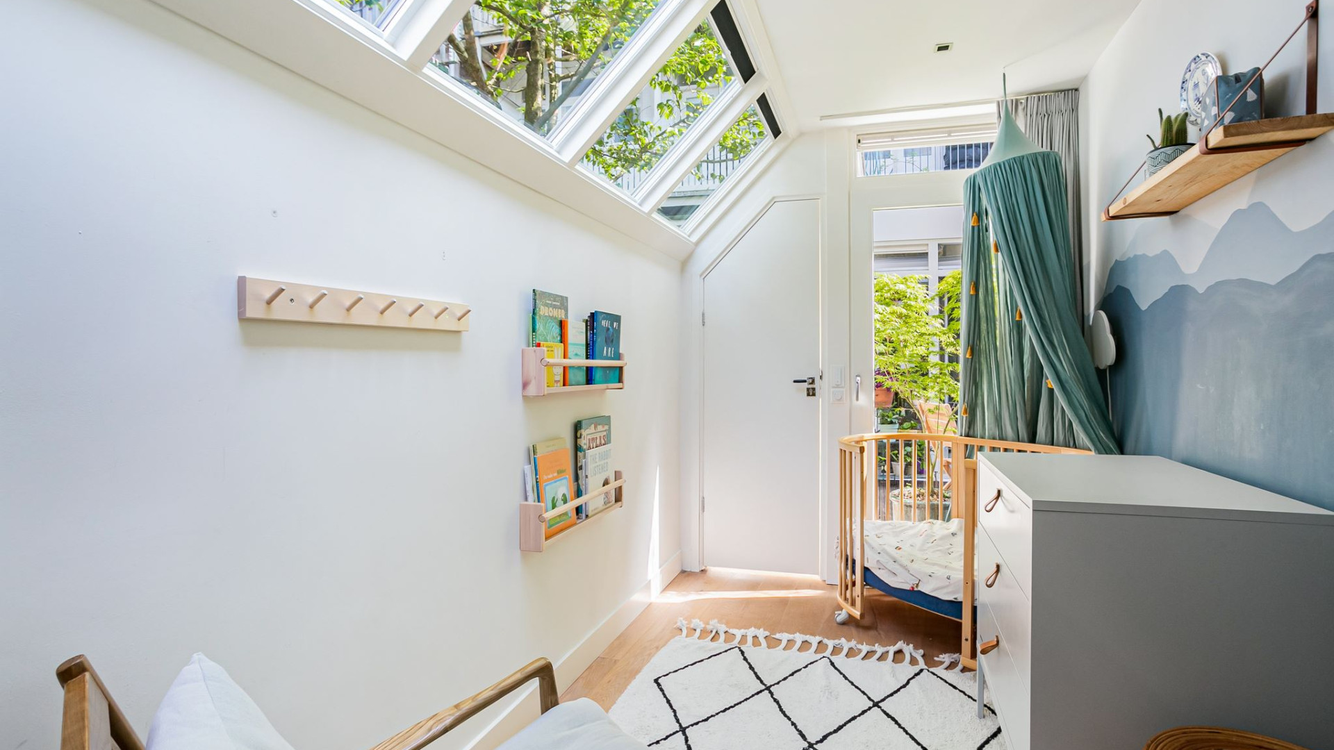 Actrice Jennifer Hoffman verkoopt haar Amsterdamse appartement tegen deze droomprijs. Zie foto's 18