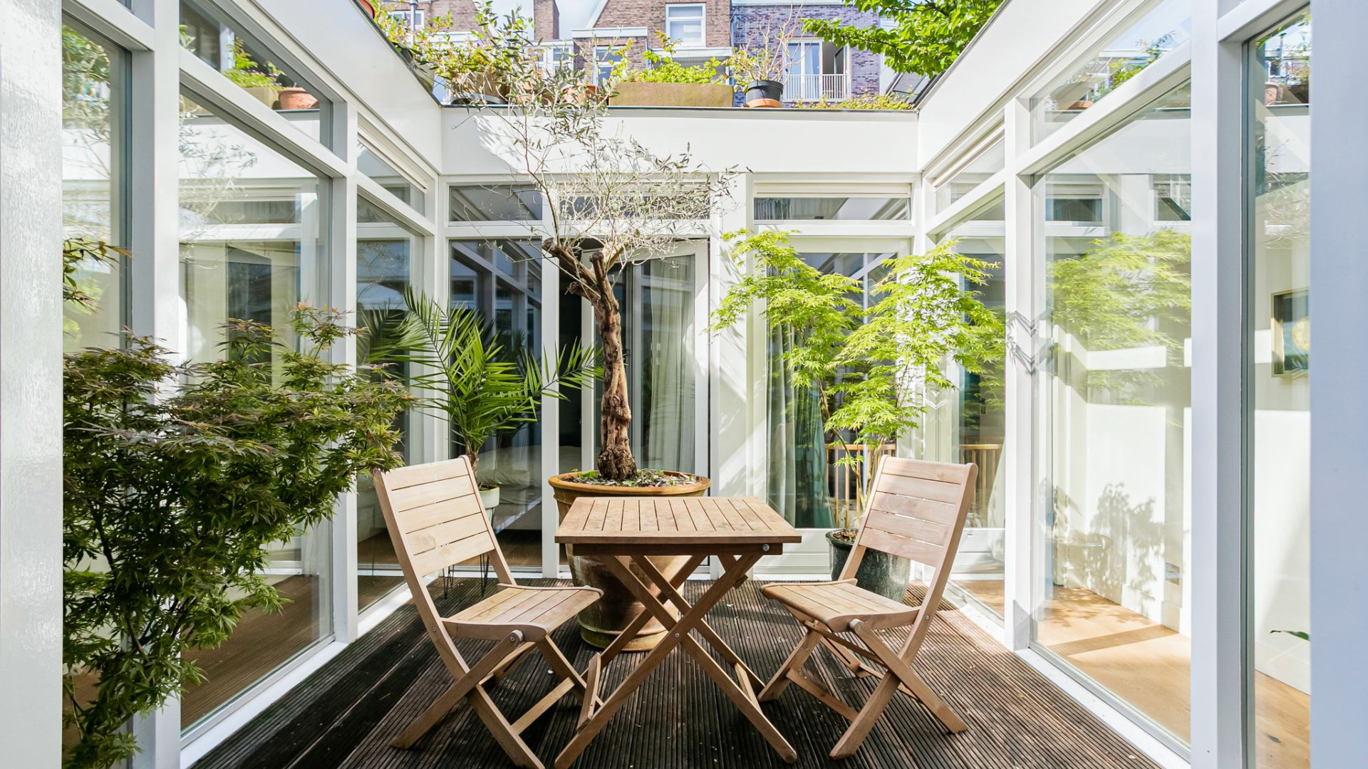 Actrice Jennifer Hoffman verkoopt haar Amsterdamse appartement tegen deze droomprijs. Zie foto's 3