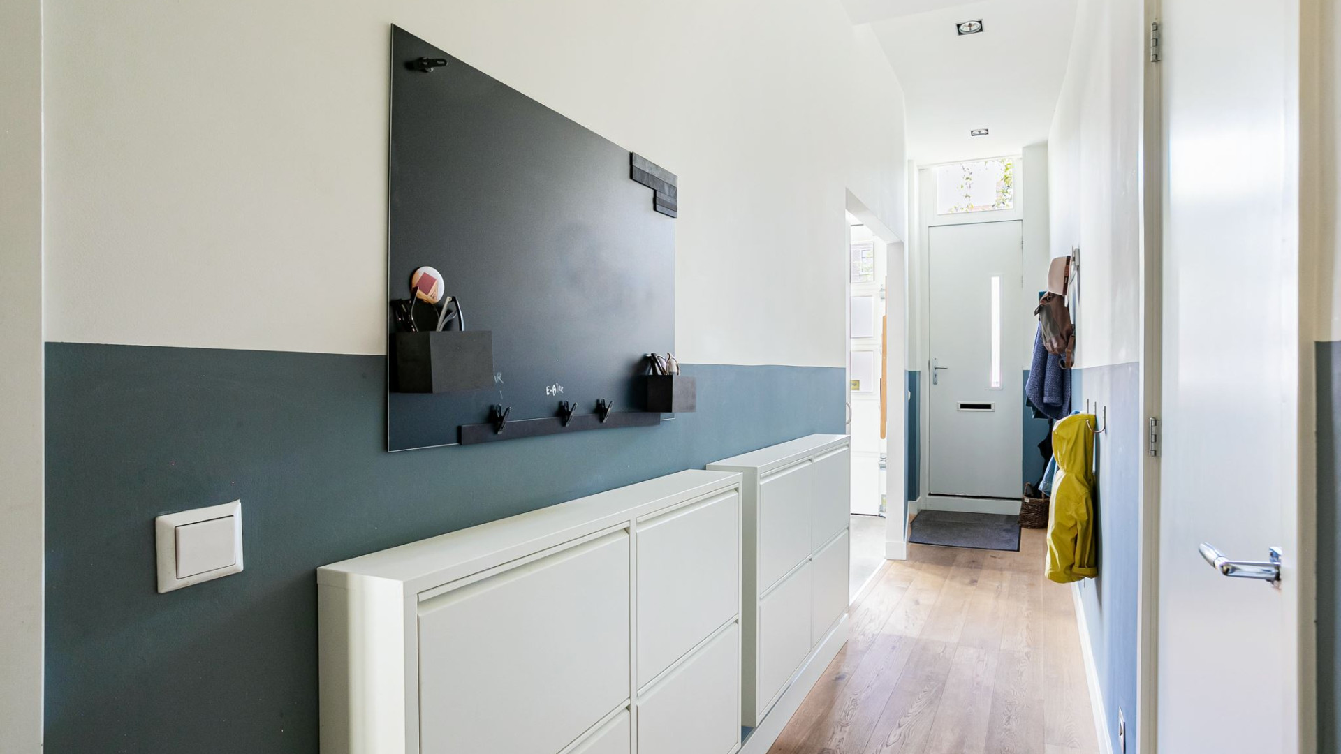 Actrice Jennifer Hoffman verkoopt haar Amsterdamse appartement tegen deze droomprijs. Zie foto's 24