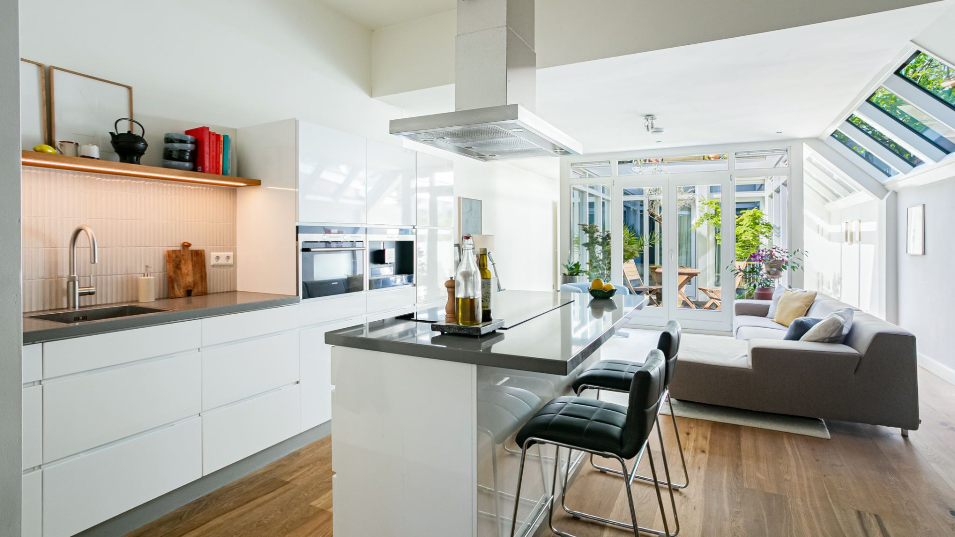 Actrice Jennifer Hoffman verkoopt haar Amsterdamse appartement tegen deze droomprijs. Zie foto's 7