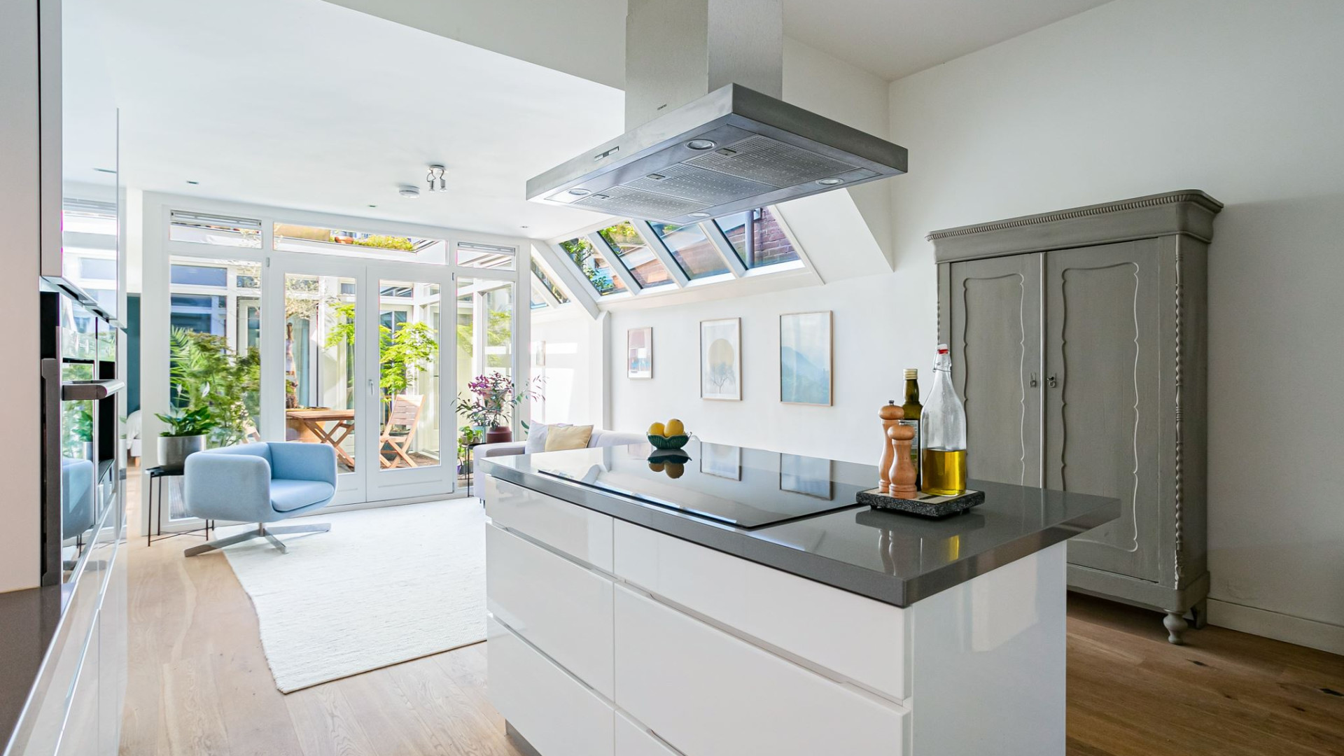 Actrice Jennifer Hoffman verkoopt haar Amsterdamse appartement tegen deze droomprijs. Zie foto's 8