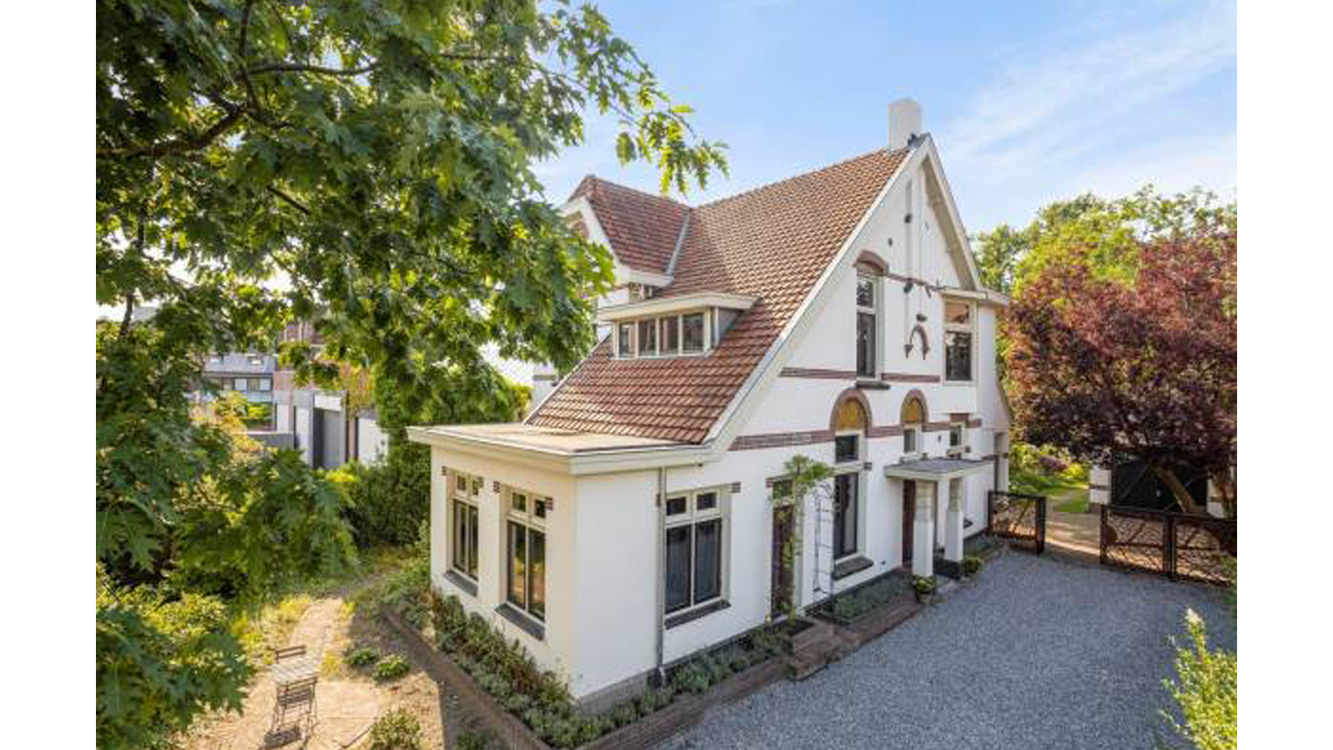 Binnenkijken in de prachtige Jugendstil villa van PSV spits Luuk de Jong. Zie foto's 2