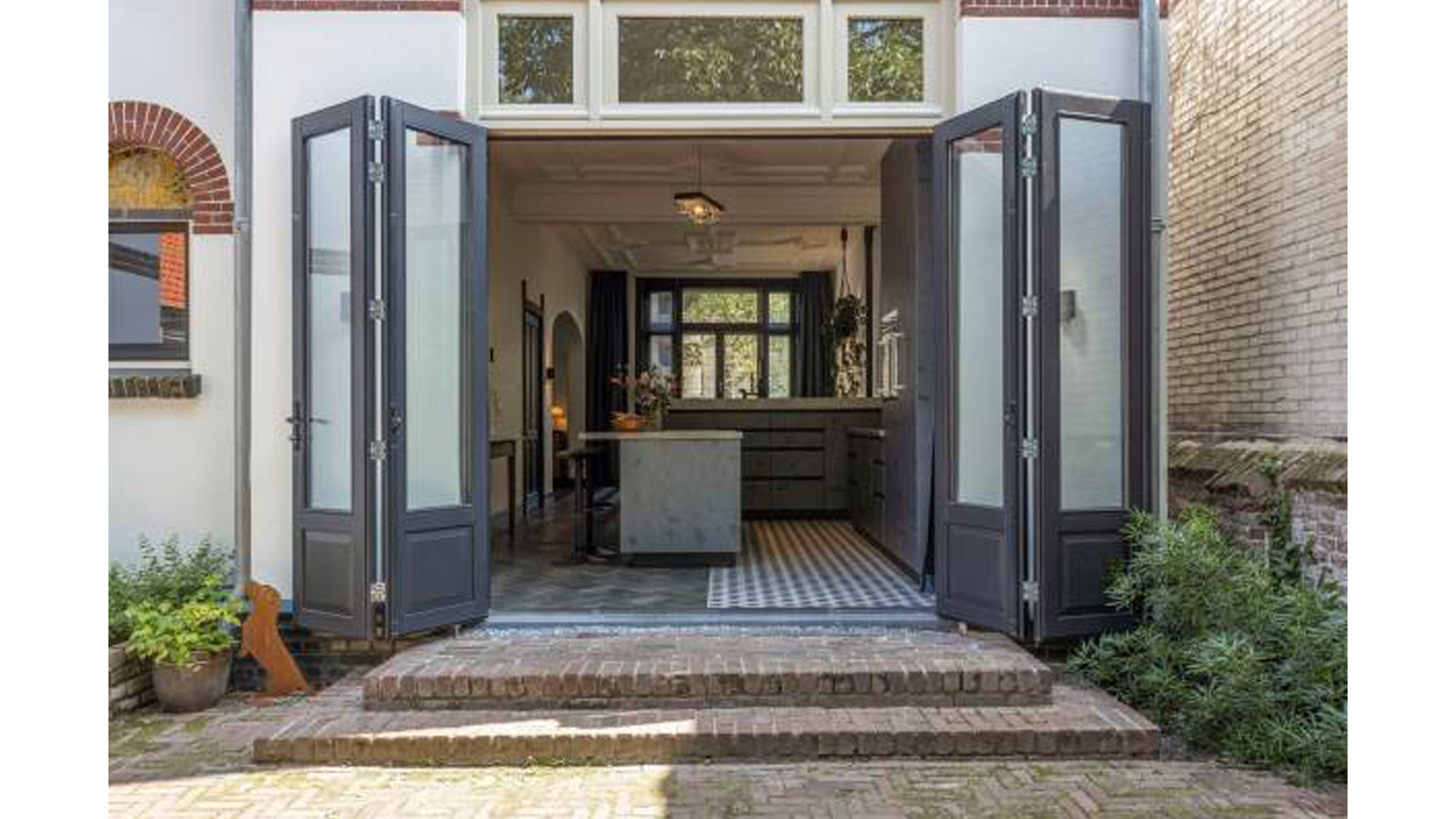 Binnenkijken in de prachtige Jugendstil villa van PSV spits Luuk de Jong. Zie foto's 20