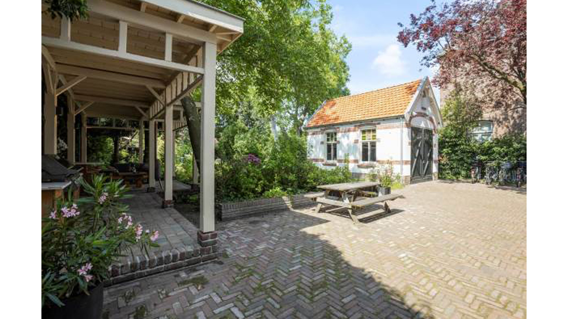 Binnenkijken in de prachtige Jugendstil villa van PSV spits Luuk de Jong. Zie foto's 22