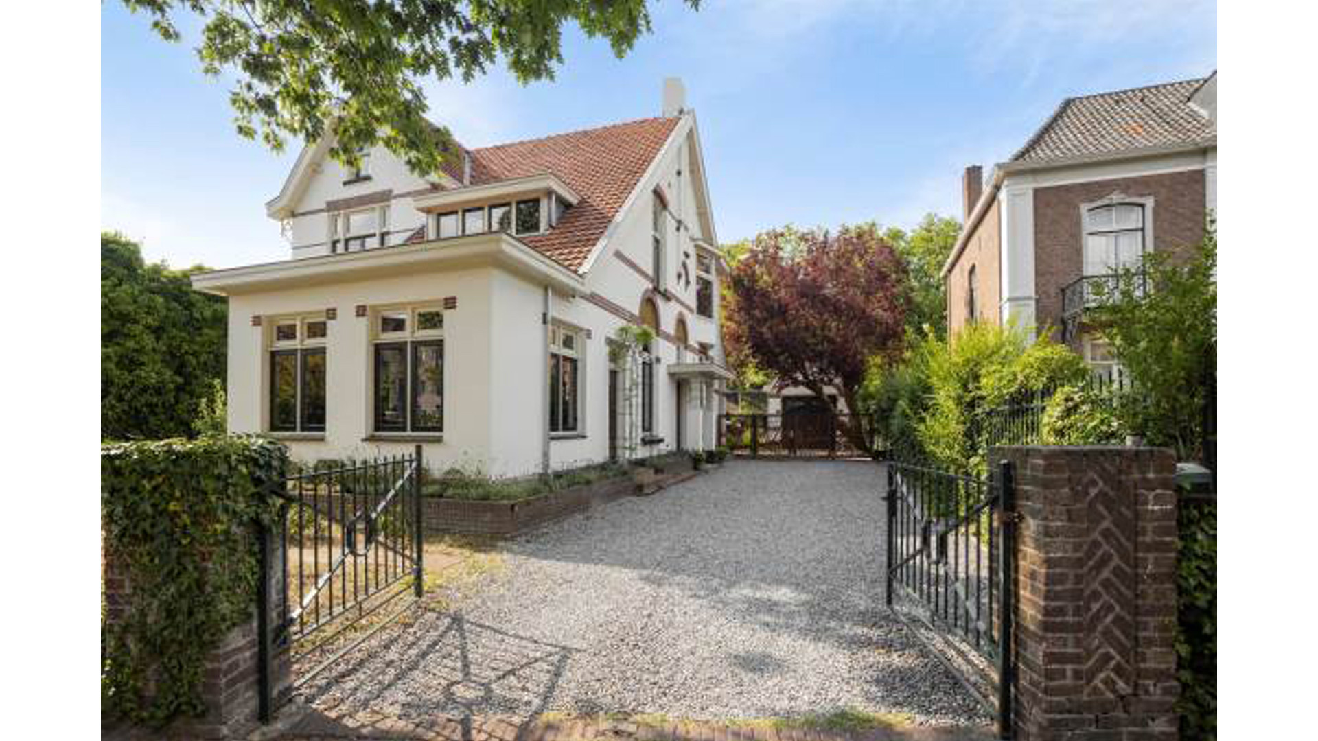 Binnenkijken in de prachtige Jugendstil villa van PSV spits Luuk de Jong. Zie foto's 30