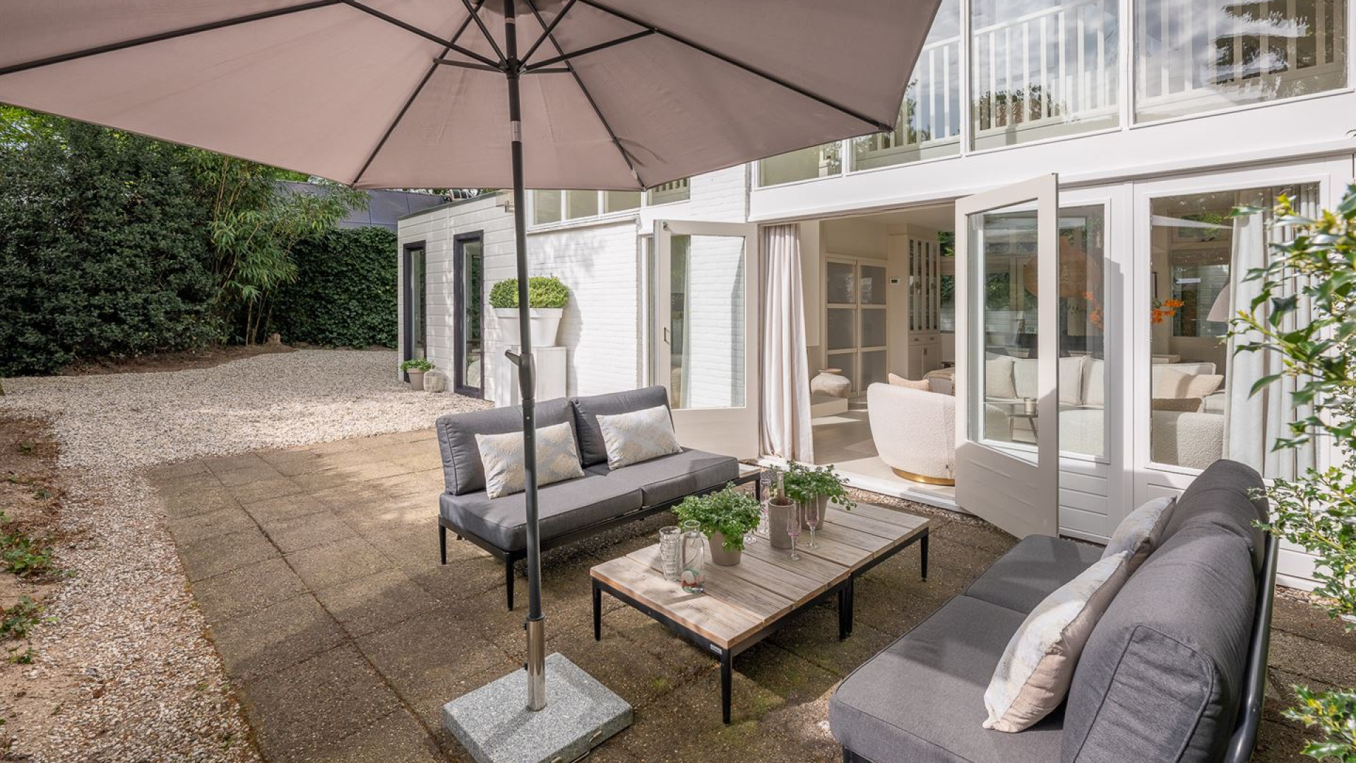 Caroline uit BB Vol Liefde en Daar Gaan Ze Weer zet gedwongen haar villa te koop. Zie foto's 6