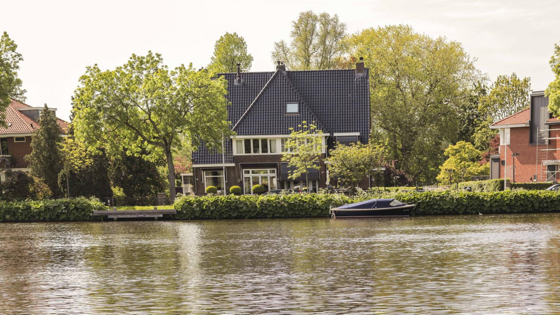 Oud Ajaxied John Heitinga koopt miljoenen herenhuis op het mooiste plekje aan de Amstel. Zie foto's 3