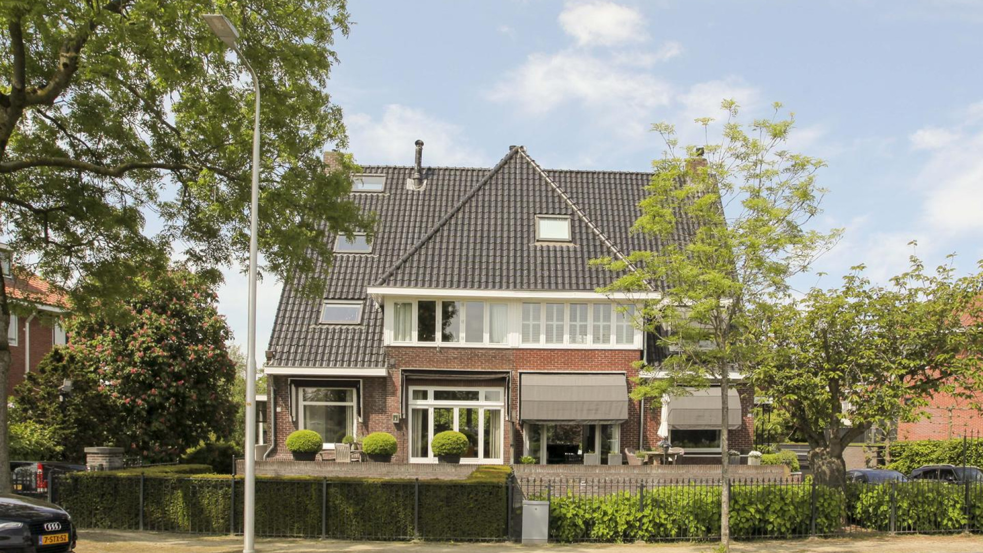 Oud Ajaxied John Heitinga koopt miljoenen herenhuis op het mooiste plekje aan de Amstel. Zie foto's 4