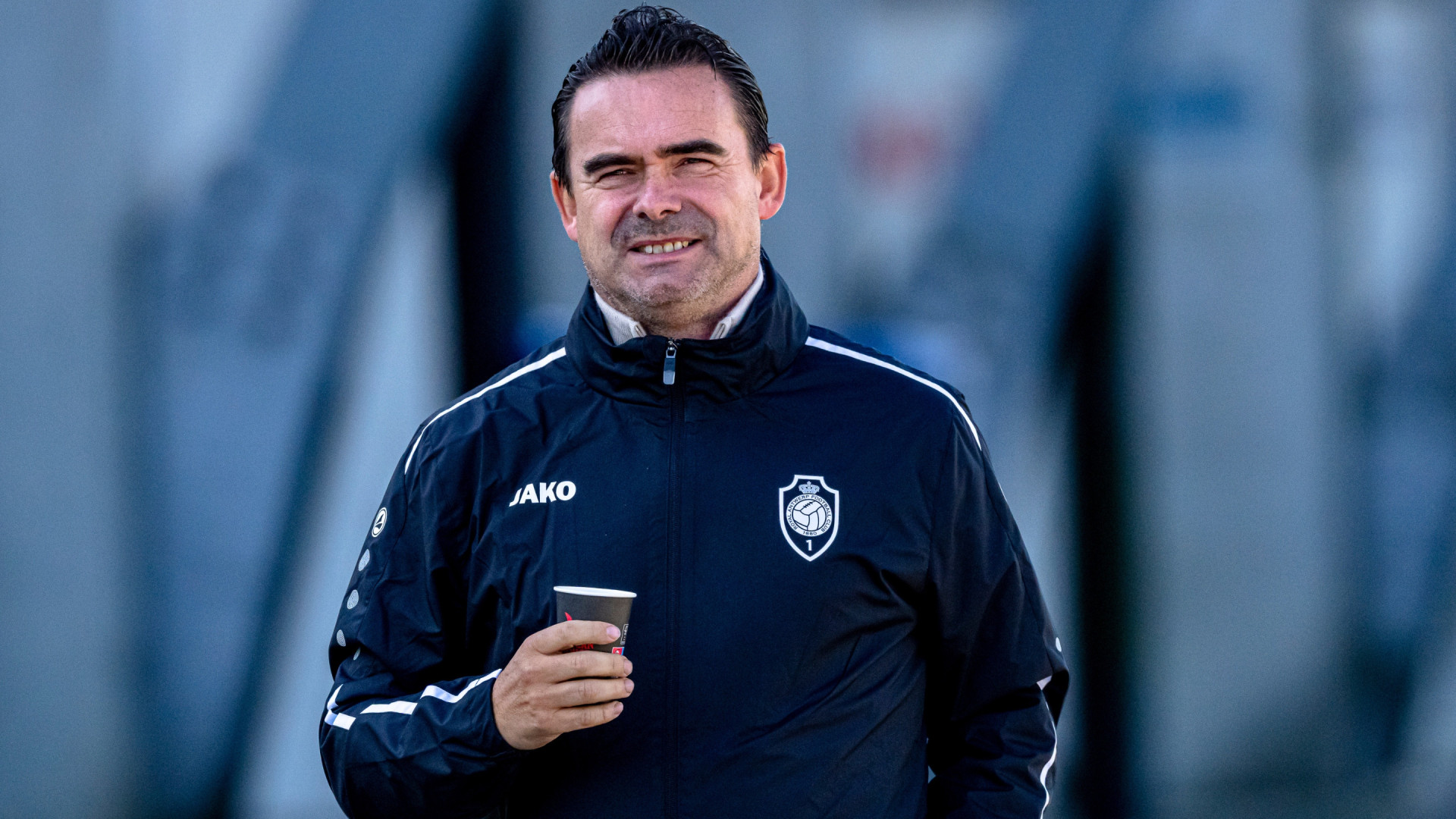 Marc Overmars verkoopt zijn luxe grachtenappartement in Amsterdam zwaar onder de vraagprijs. Zie foto's 1