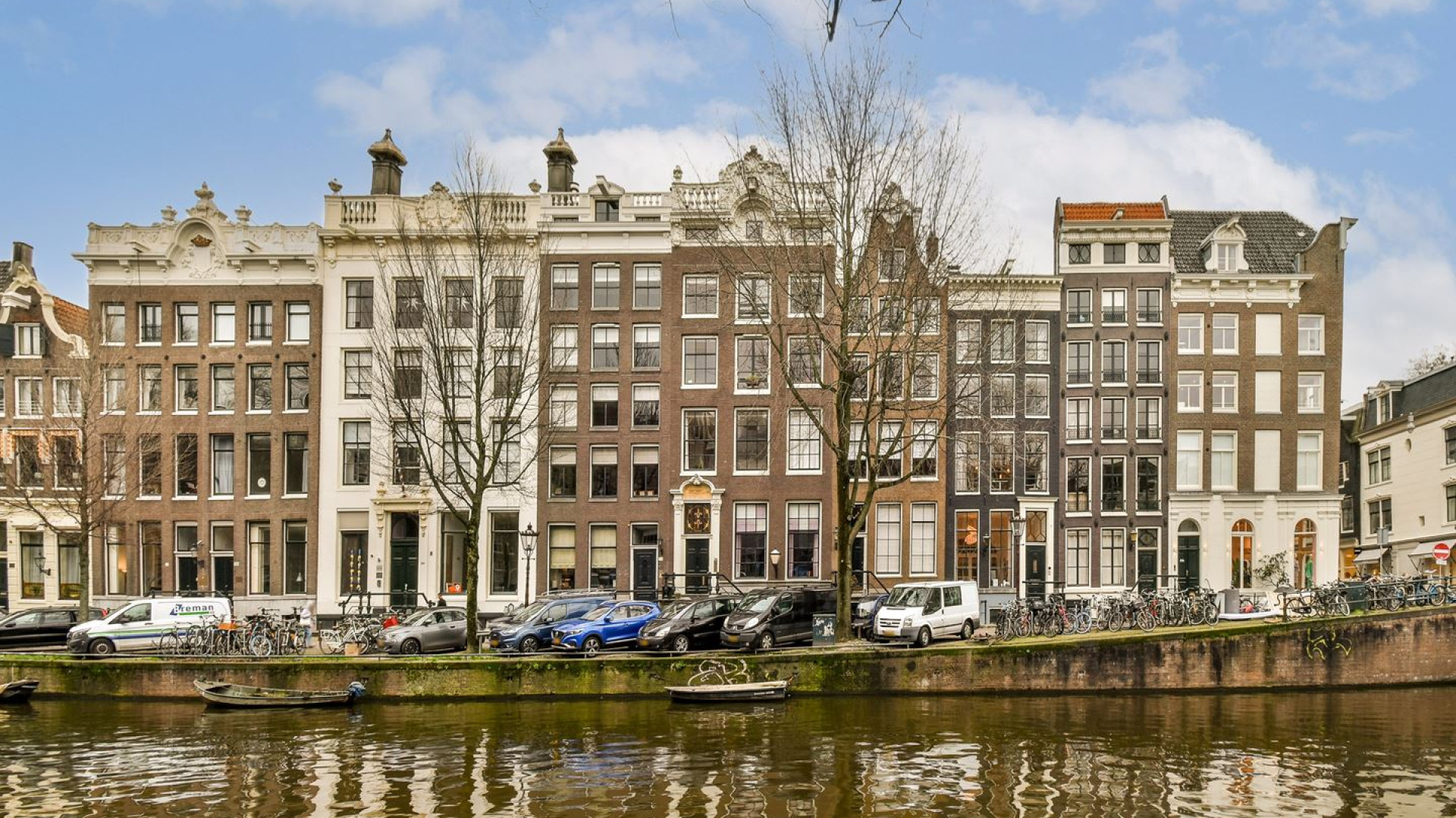 Marc Overmars verkoopt zijn luxe grachtenappartement in Amsterdam zwaar onder de vraagprijs. Zie foto's 2