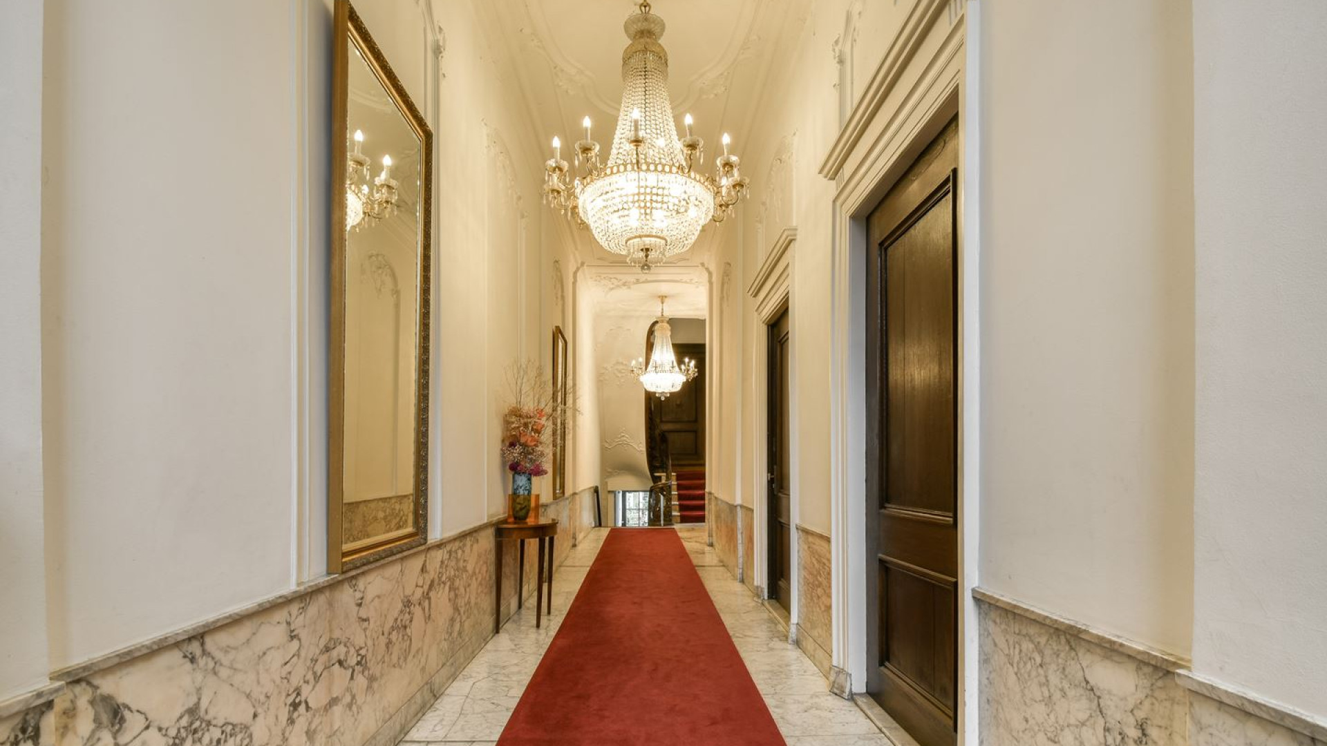 Marc Overmars verkoopt zijn luxe grachtenappartement in Amsterdam zwaar onder de vraagprijs. Zie foto's 3