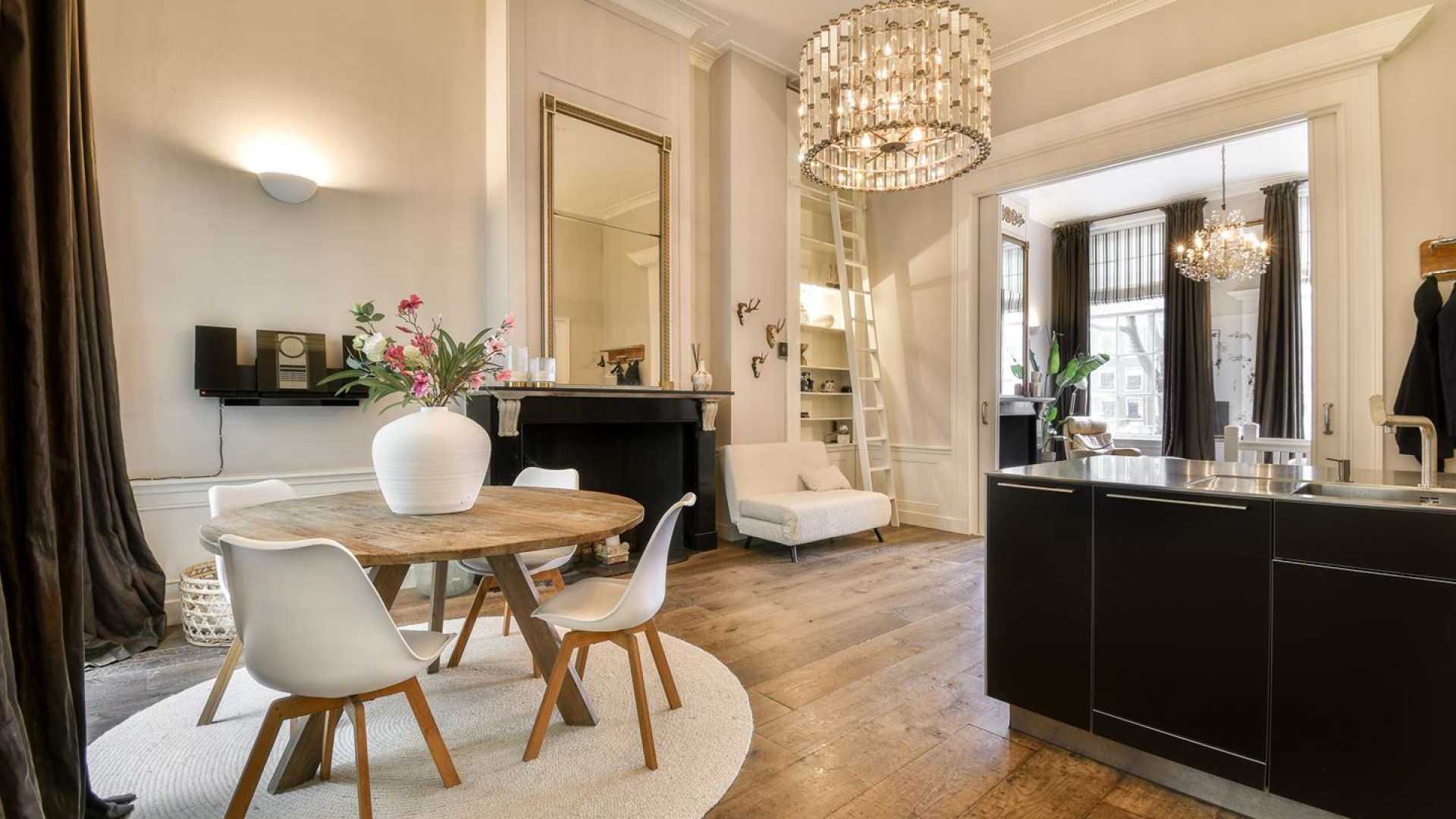Marc Overmars verkoopt zijn luxe grachtenappartement in Amsterdam zwaar onder de vraagprijs. Zie foto's 8