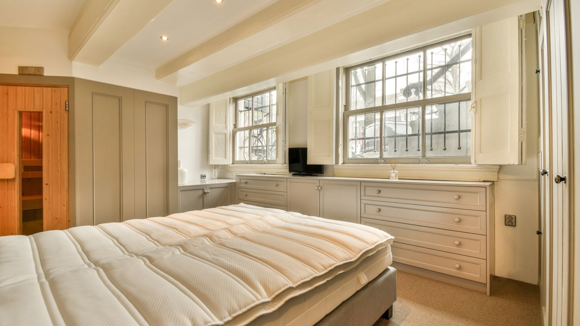 Marc Overmars verkoopt zijn luxe grachtenappartement in Amsterdam zwaar onder de vraagprijs. Zie foto's 10