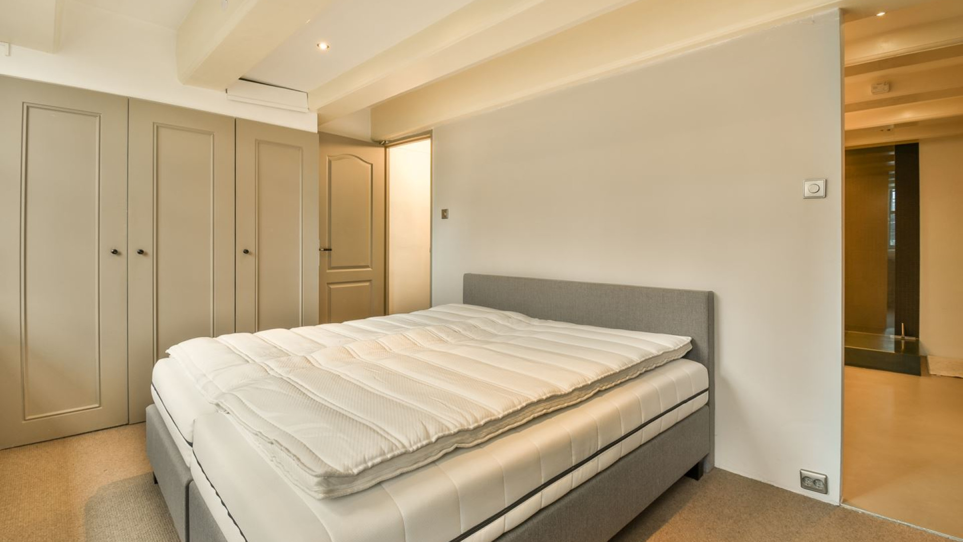 Marc Overmars verkoopt zijn luxe grachtenappartement in Amsterdam zwaar onder de vraagprijs. Zie foto's 11